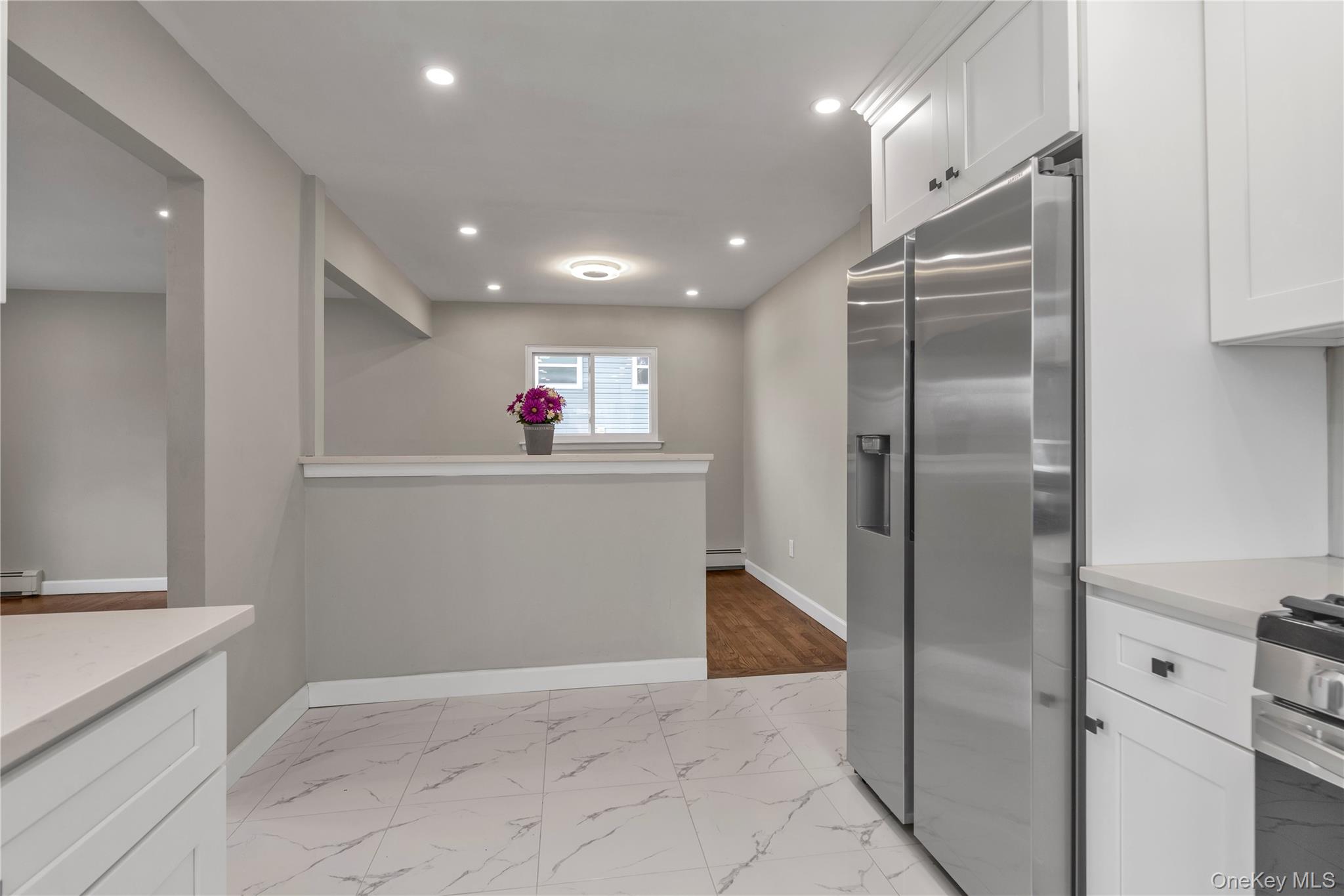 #14 photo, 57 E Clinton Avenue, 롱 아일랜드 Roosevelt , NY 11575