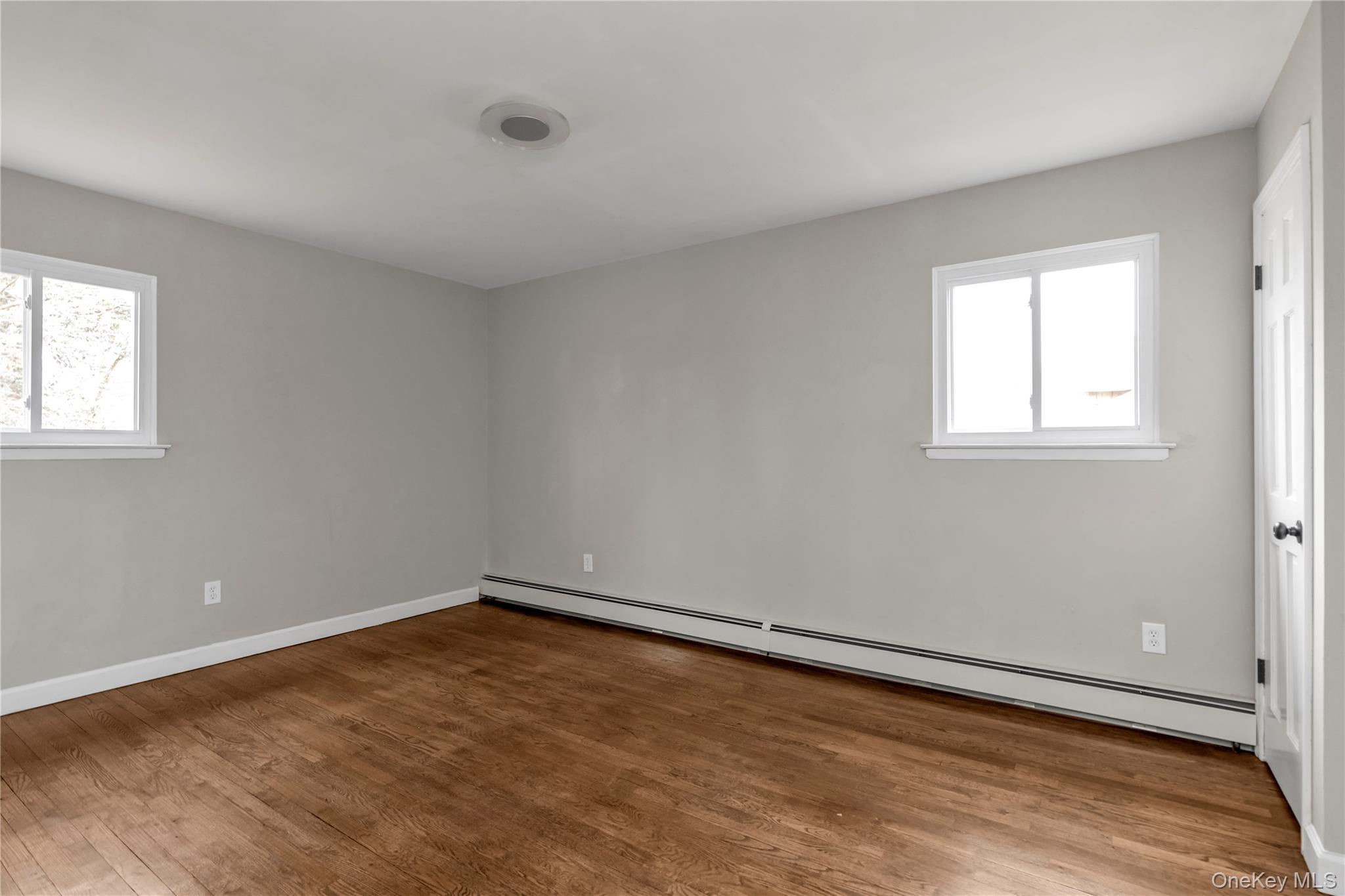 #15 photo, 57 E Clinton Avenue, 롱 아일랜드 Roosevelt , NY 11575