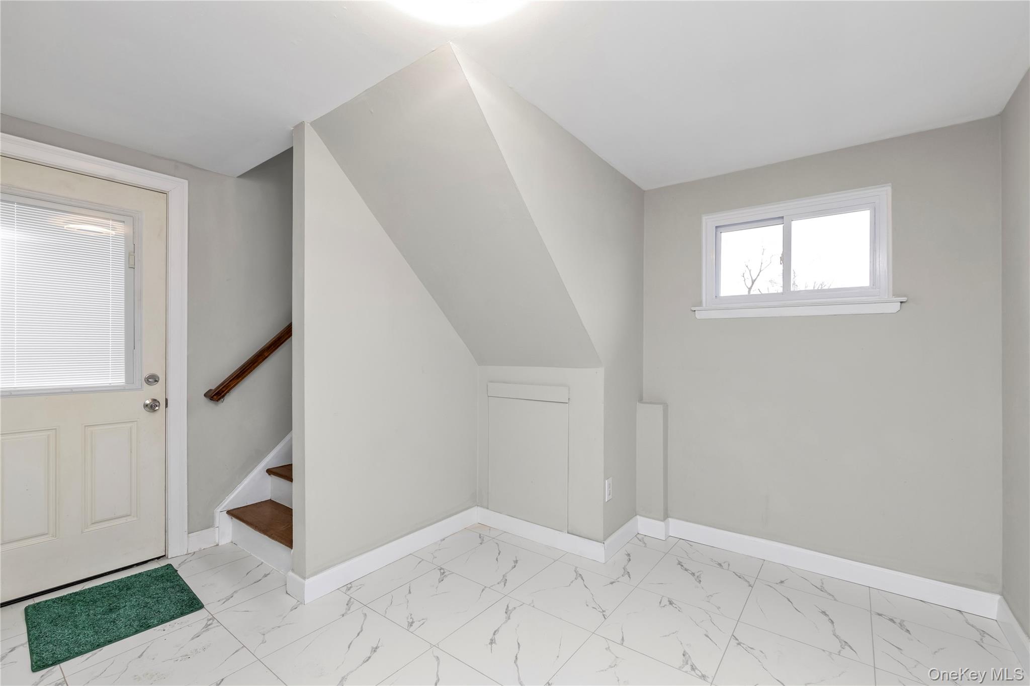 #17 photo, 57 E Clinton Avenue, 롱 아일랜드 Roosevelt , NY 11575