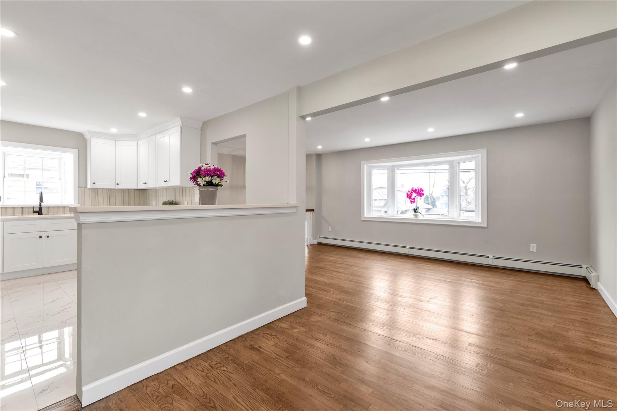 #6 photo, 57 E Clinton Avenue, 롱 아일랜드 Roosevelt , NY 11575