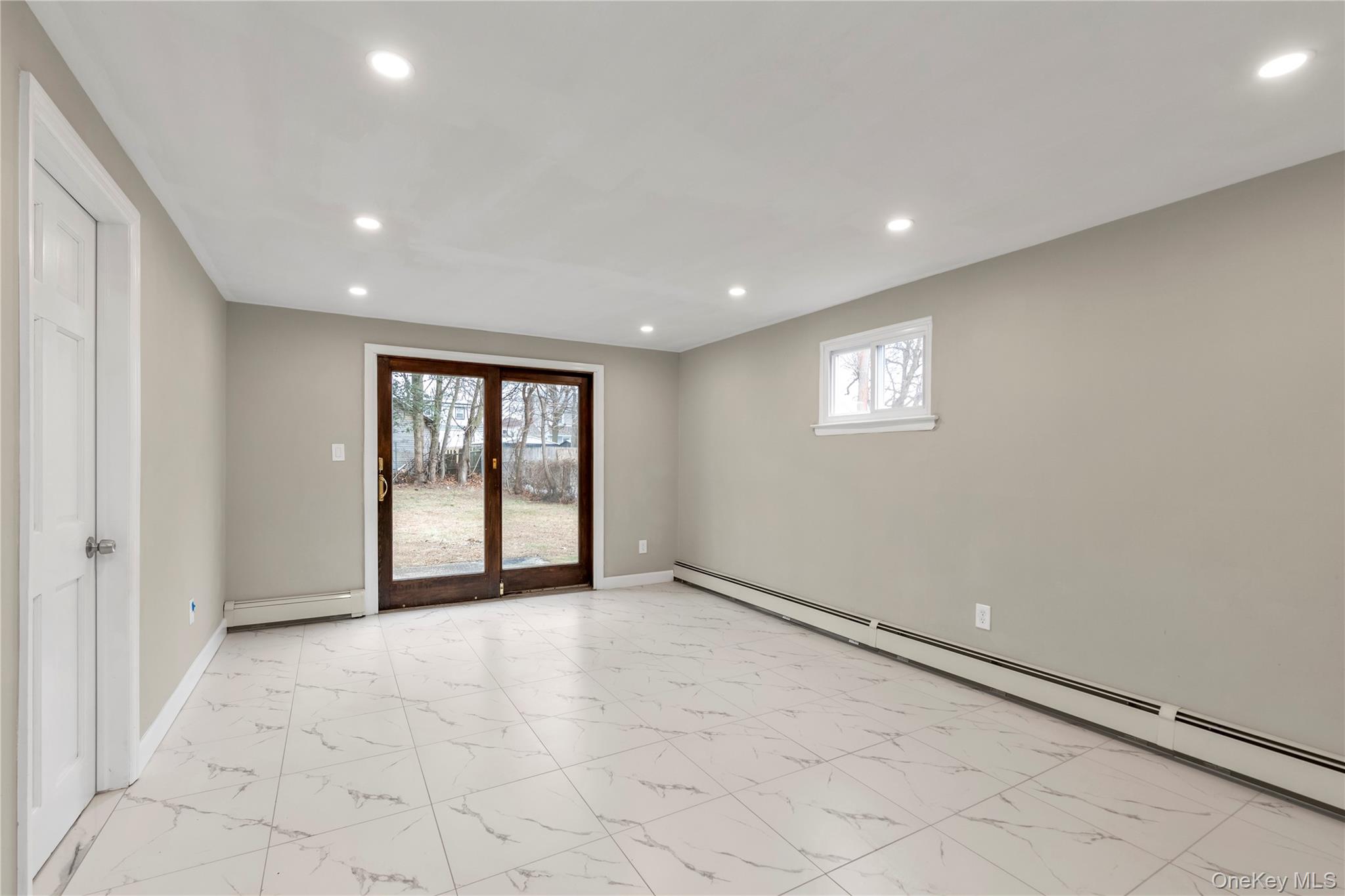 #9 photo, 57 E Clinton Avenue, 롱 아일랜드 Roosevelt , NY 11575