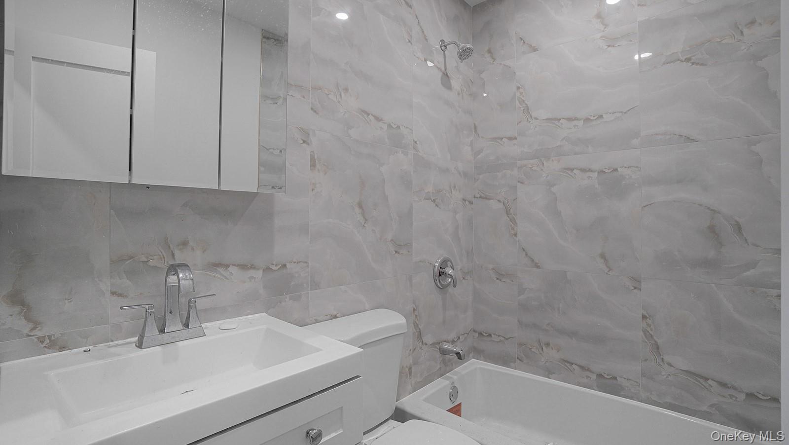 #18 photo, 679 E 221st Street, Bronx , NY 10467