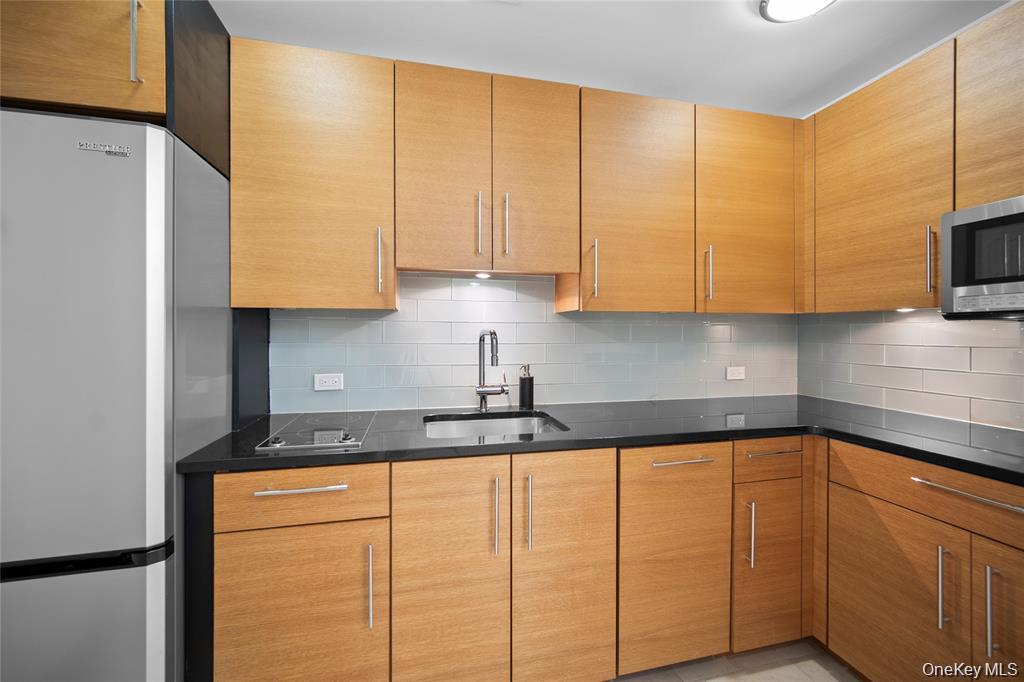 #8 photo, 1 Renaissance Square, White Plains , NY 10601