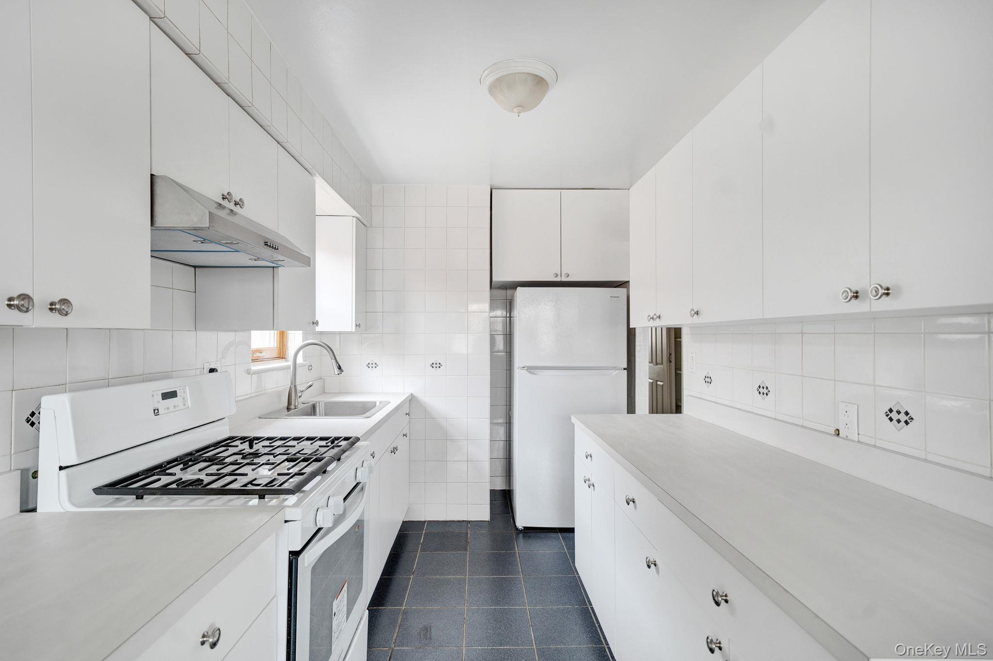 #10 photo, 80-24 138th Street, Куинс ‖ Briarwood , NY 11435