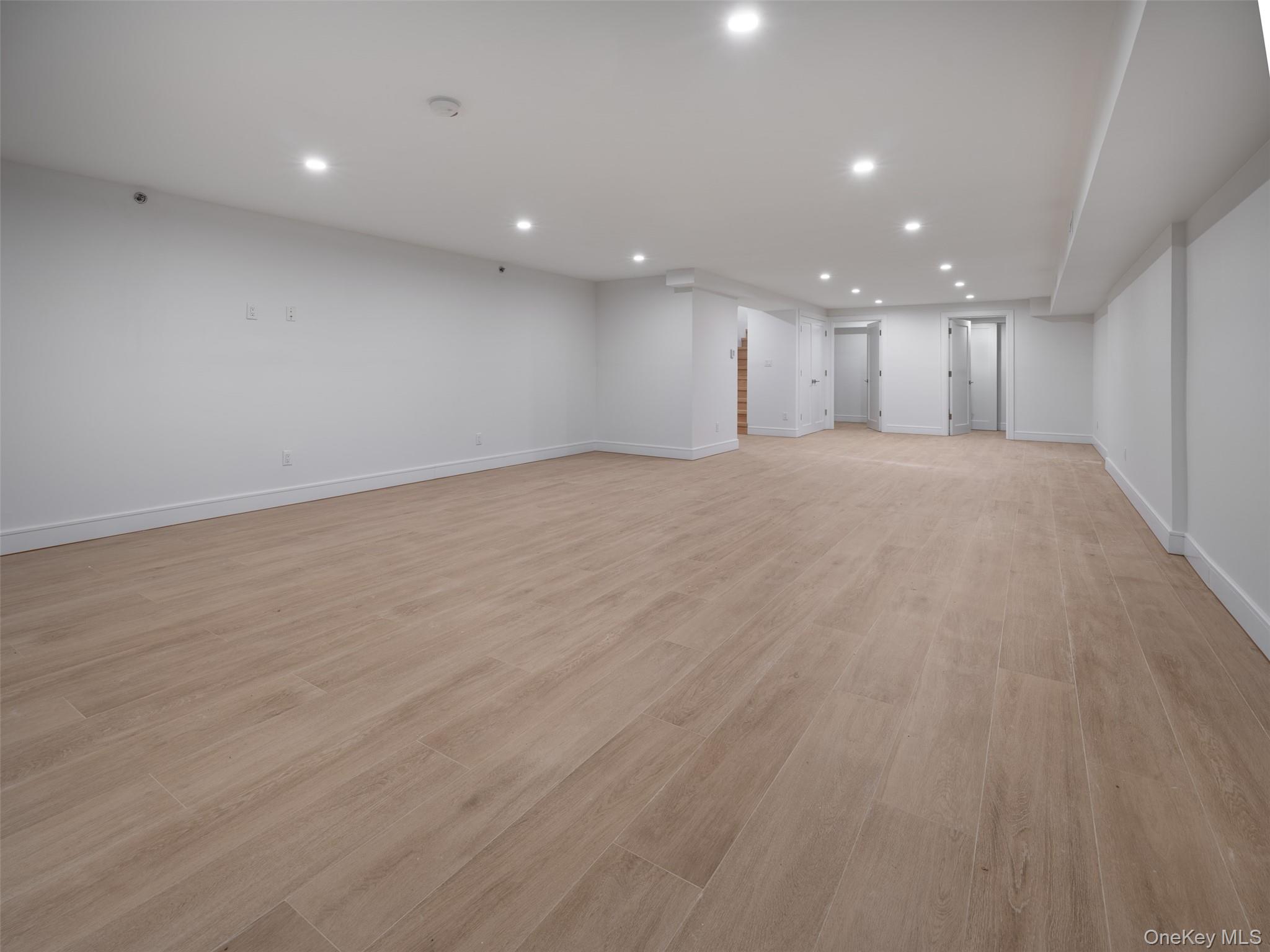 #14 photo, 2131 Shore Boulevard, अस्टोरिया Astoria , NY 11105