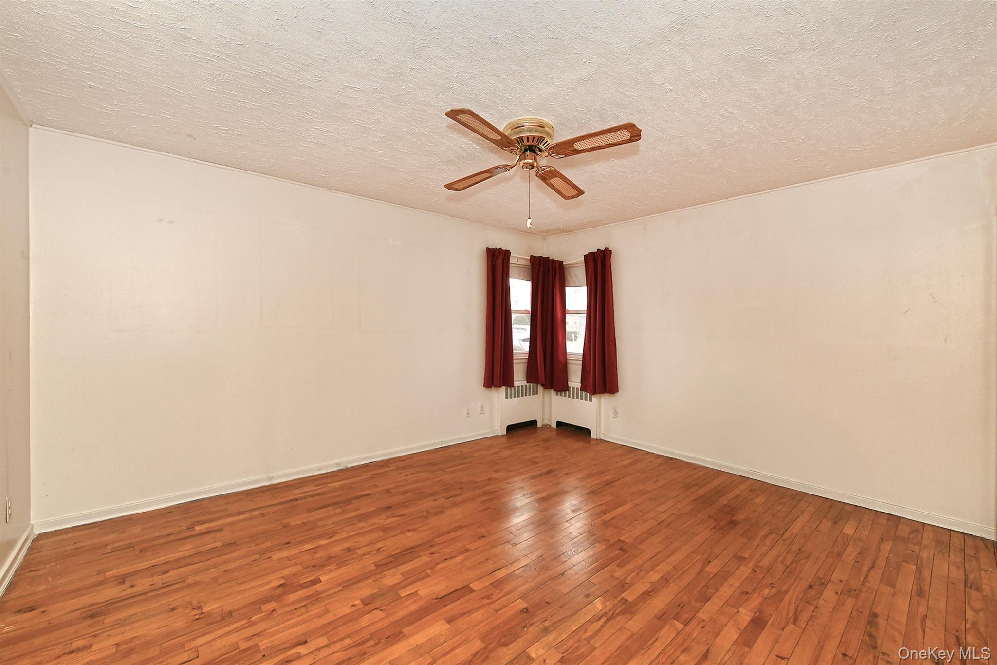 #12 photo, 481 Leonard Boulevard, New Hyde Park , NY 11040