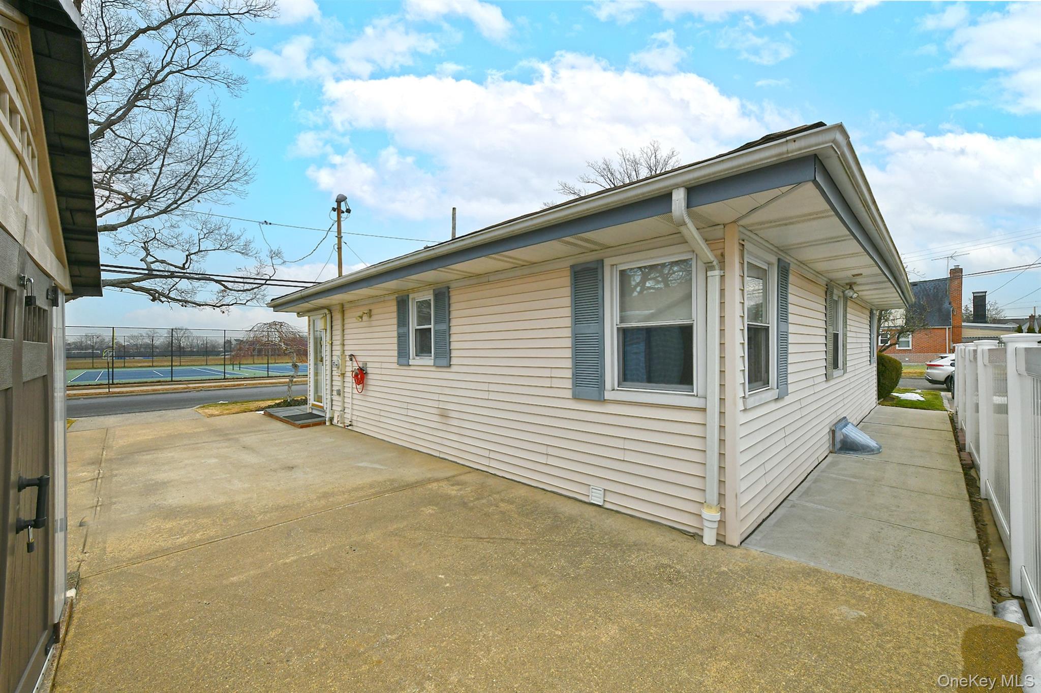 #5 photo, 481 Leonard Boulevard, New Hyde Park , NY 11040