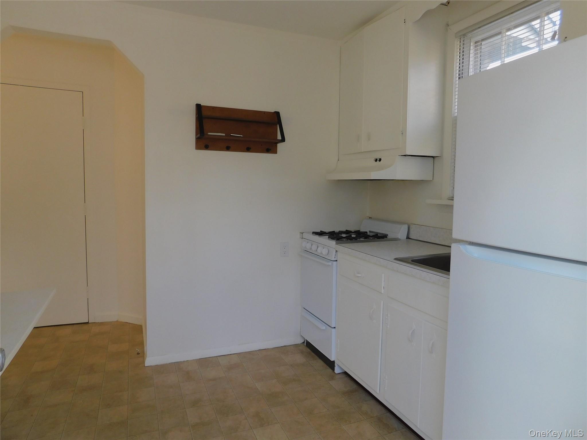 #5 photo, 111 Lakeside Trail, Ridge , NY 11961