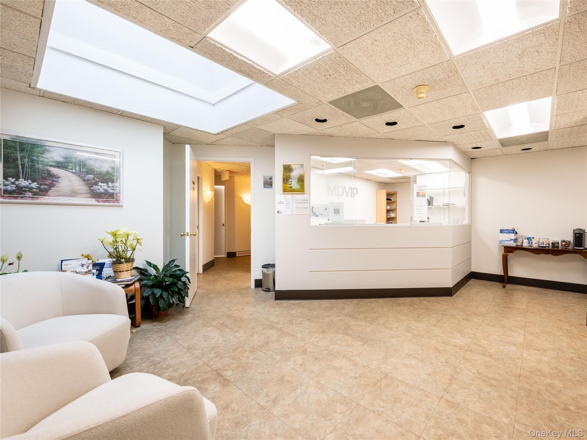 #1 photo, 450 Plandome Road, नासाउ काउंटी Manhasset , NY 11030