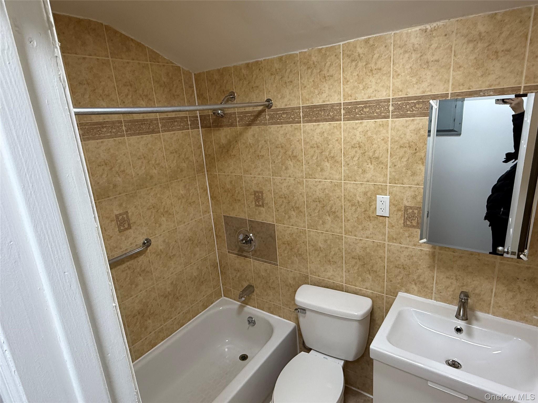 #8 photo, 2407 Brookhaven Avenue, Far Rockaway , NY 11691