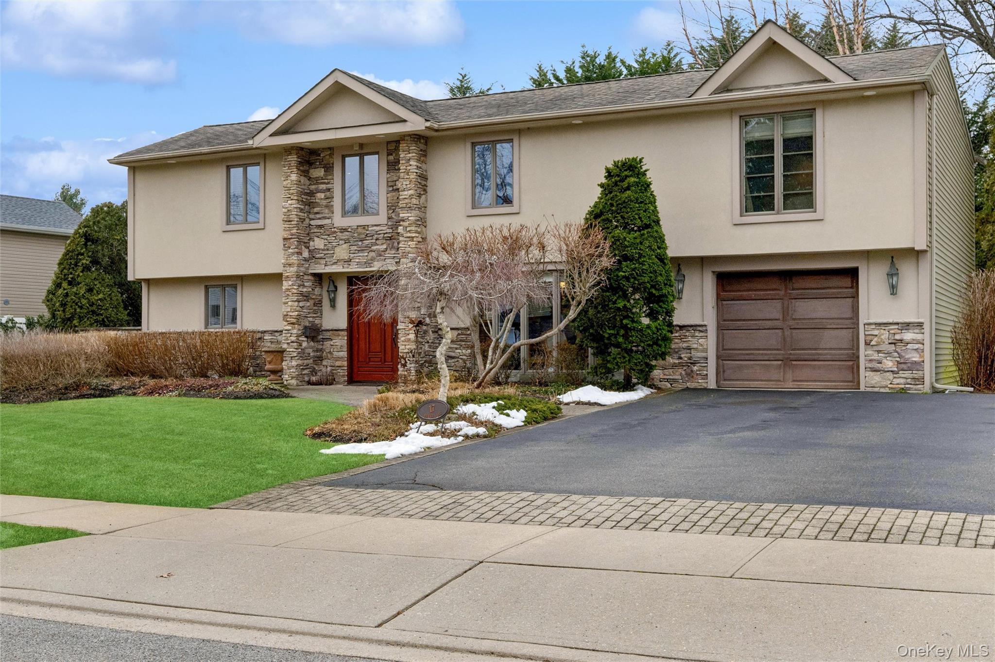 #1 photo, 17 Dover Lane, नासाउ काउंटी Old Bethpage , NY 11804