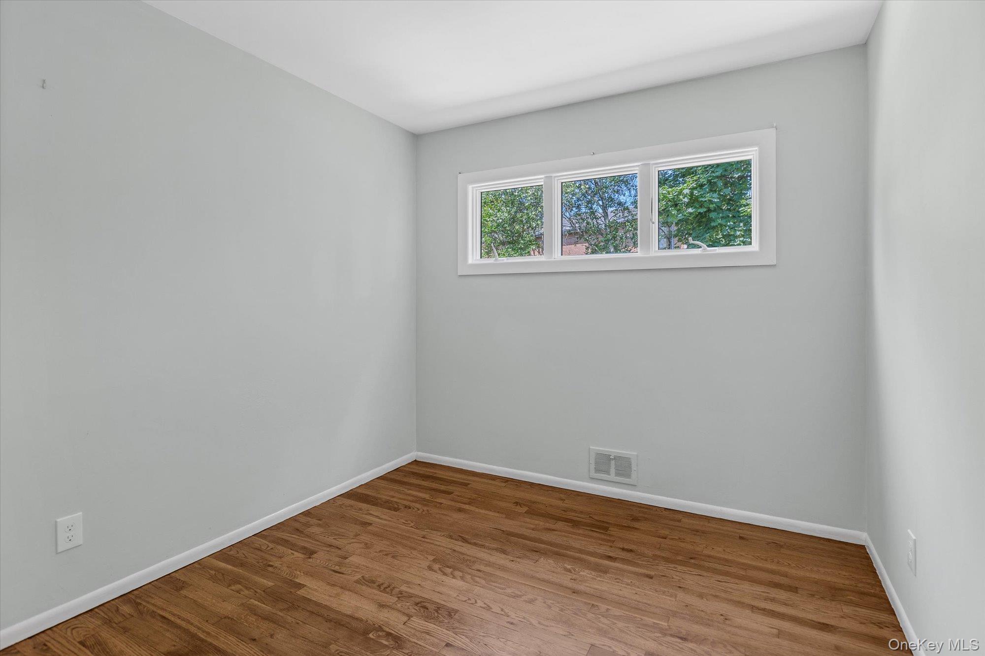 #10 photo, 49 Thorney Avenue, सफ़ोक काउंटी Huntington Station , NY 11746