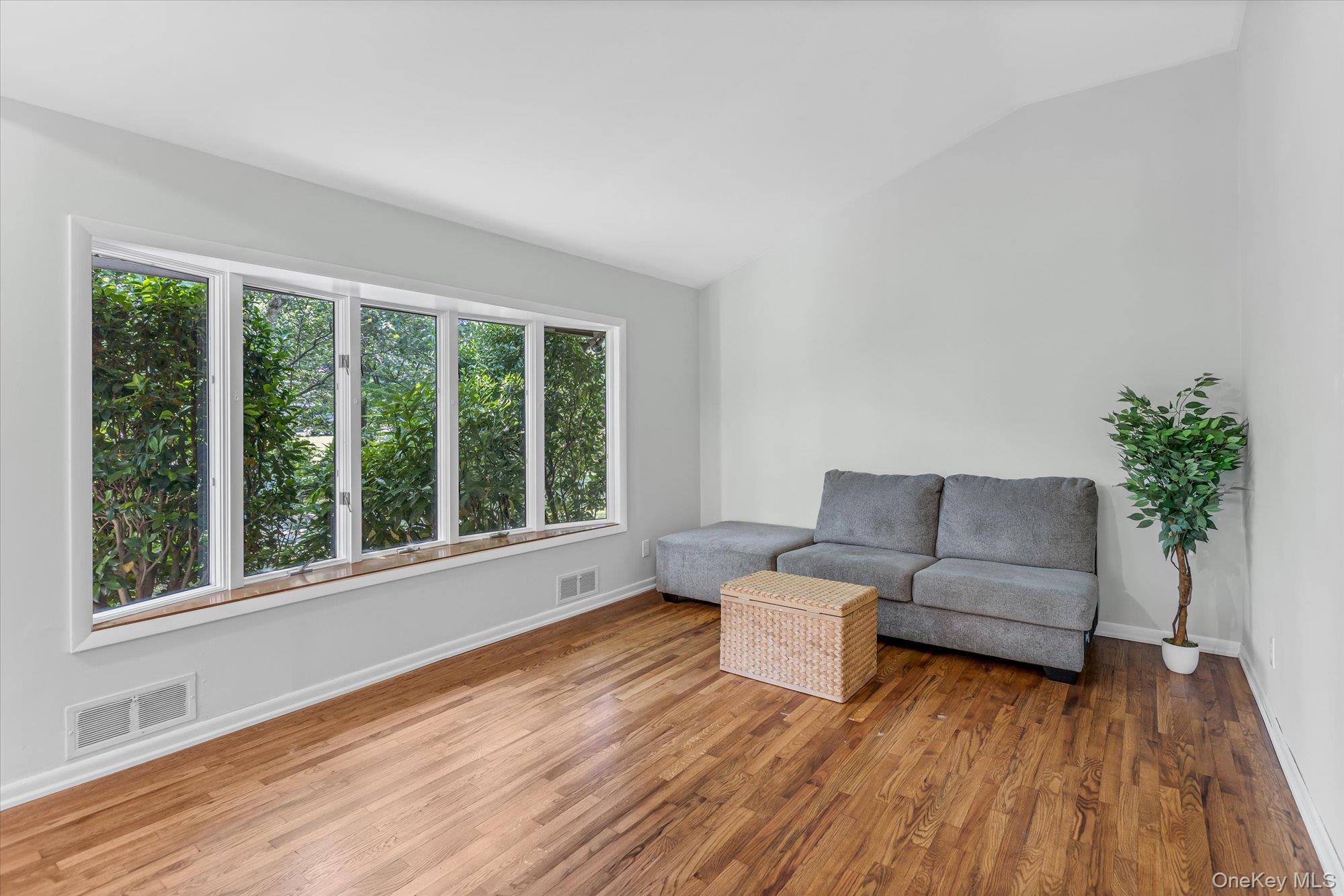 #3 photo, 49 Thorney Avenue, सफ़ोक काउंटी Huntington Station , NY 11746