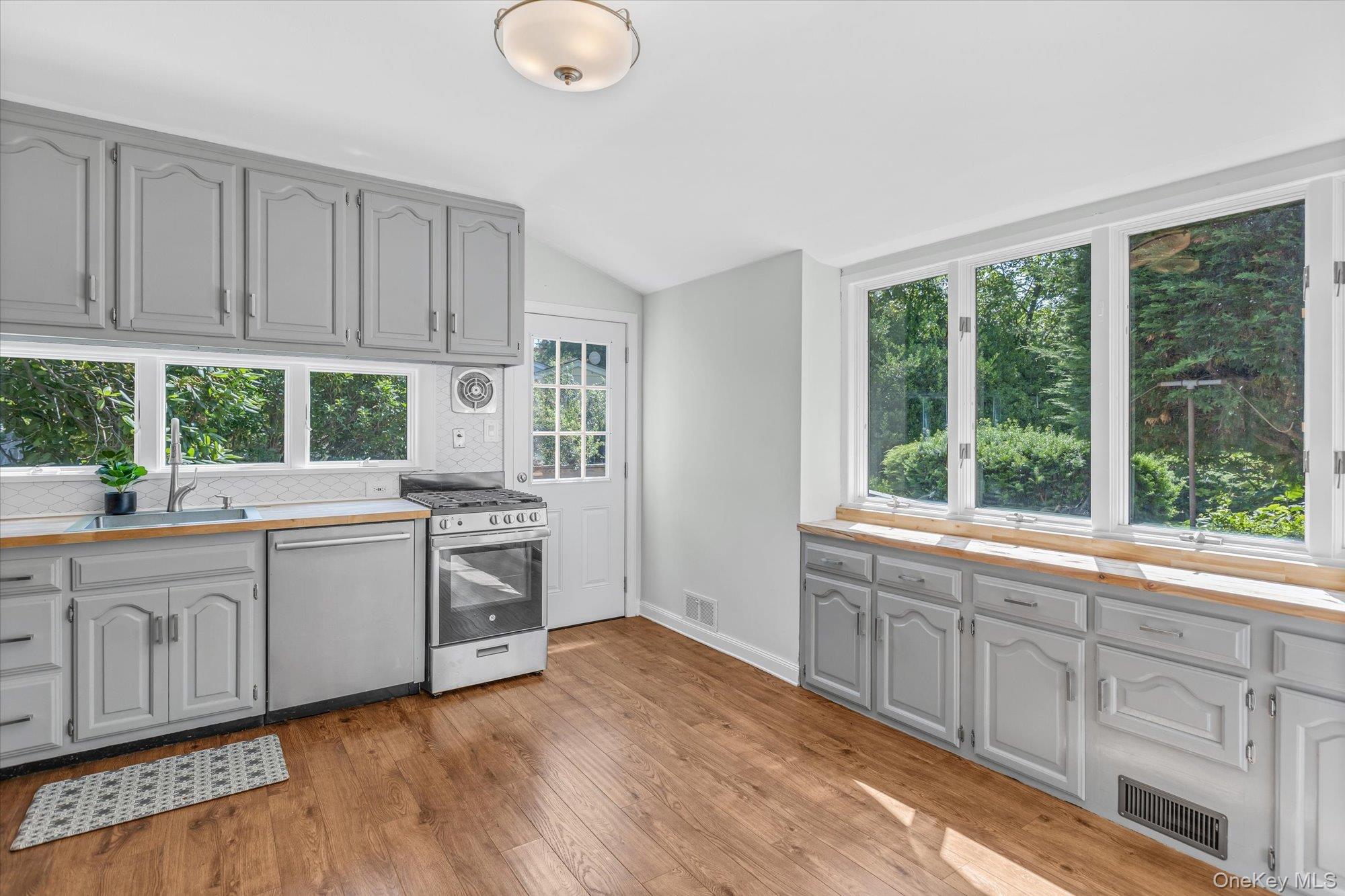 #5 photo, 49 Thorney Avenue, सफ़ोक काउंटी Huntington Station , NY 11746