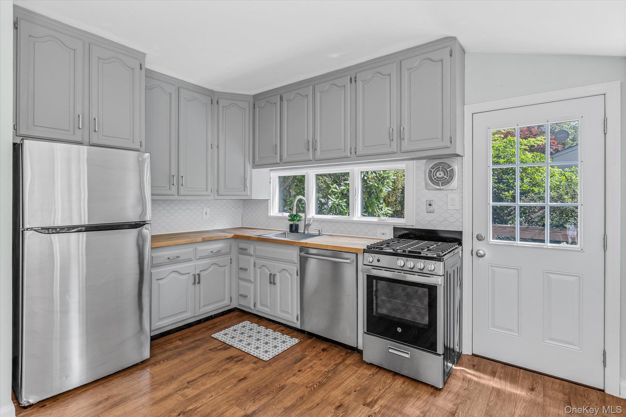 #6 photo, 49 Thorney Avenue, सफ़ोक काउंटी Huntington Station , NY 11746