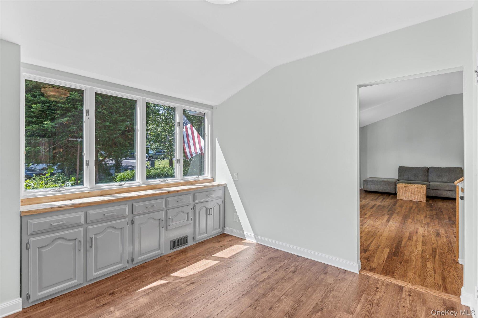 #7 photo, 49 Thorney Avenue, सफ़ोक काउंटी Huntington Station , NY 11746