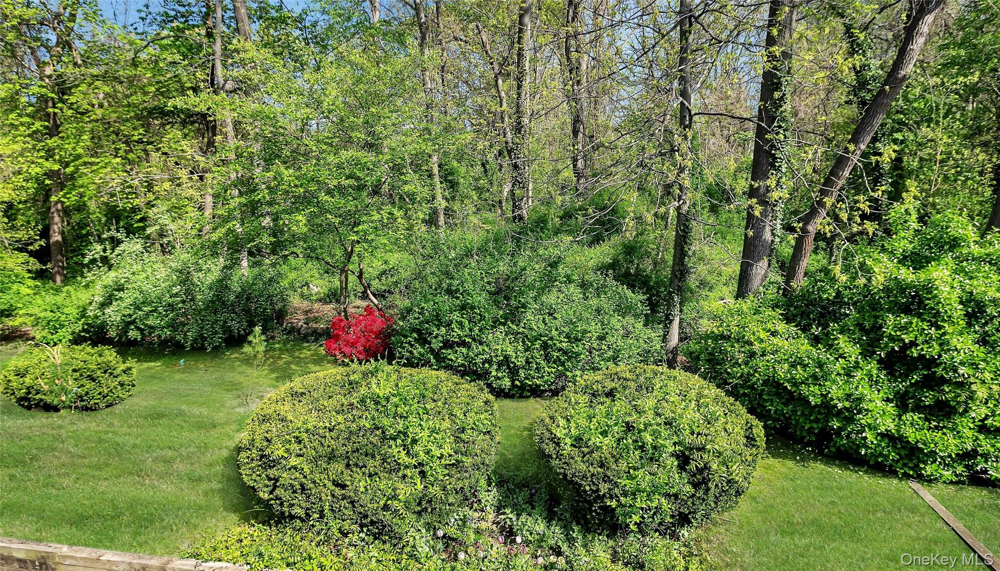 #2 photo, 45 Windsor Gate, North Hills , NY 11040