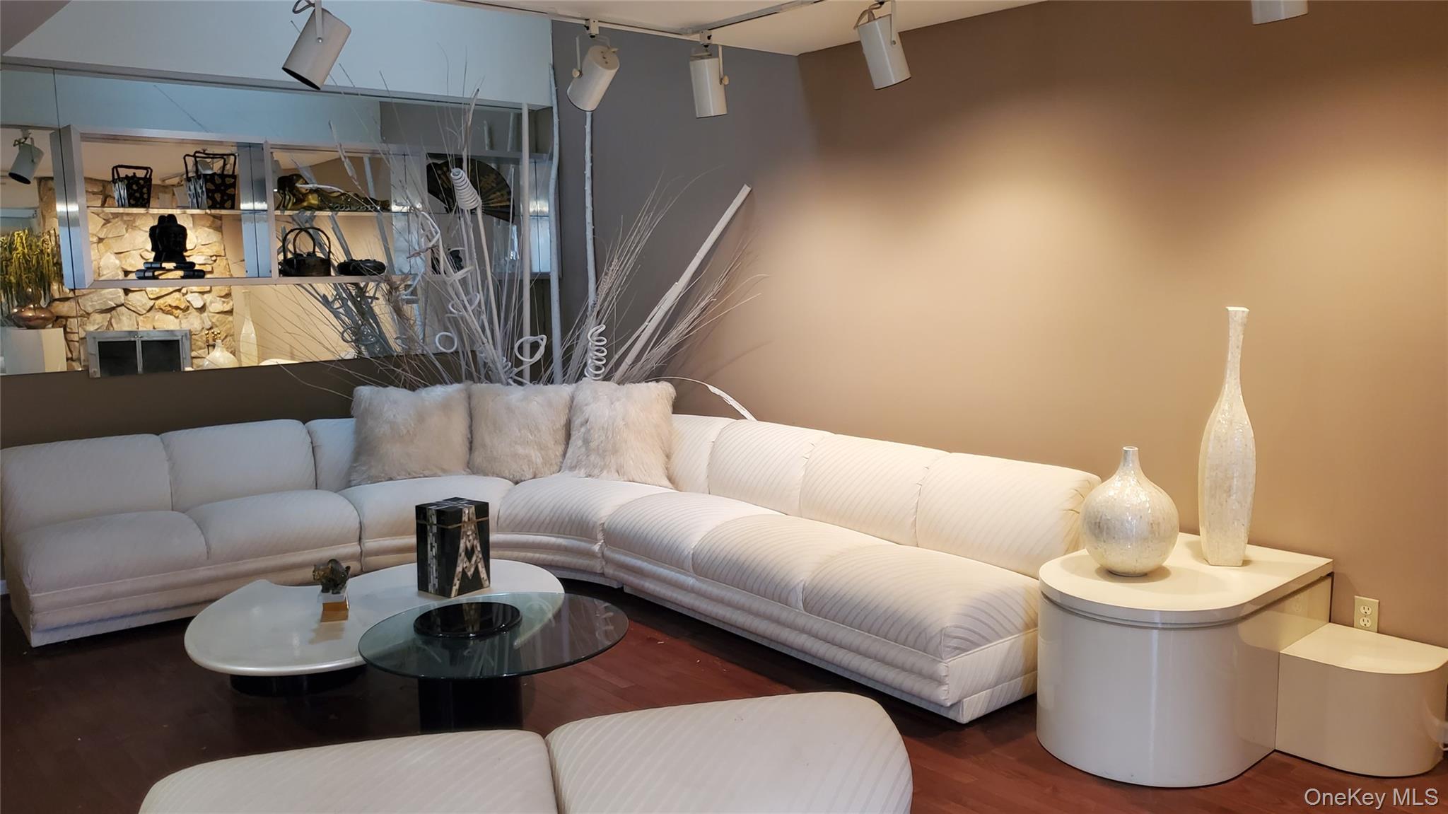 #5 photo, 45 Windsor Gate, North Hills , NY 11040