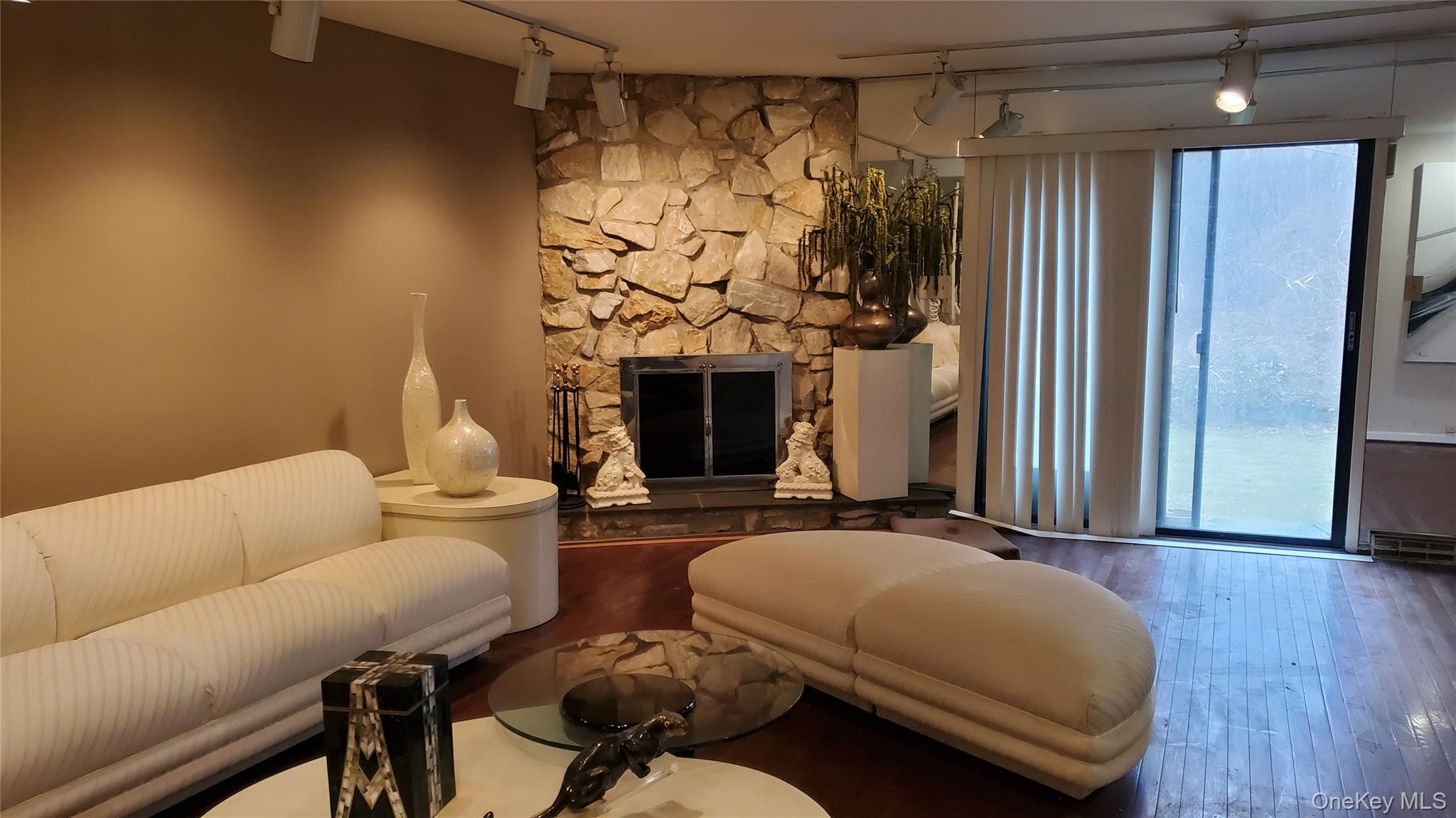 #6 photo, 45 Windsor Gate, North Hills , NY 11040