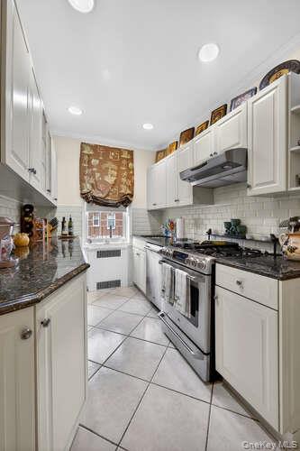 #11 photo, 24 Hamilton Place, Garden City , NY 11530