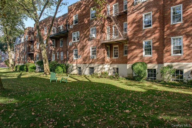 #20 photo, 24 Hamilton Place, Garden City , NY 11530