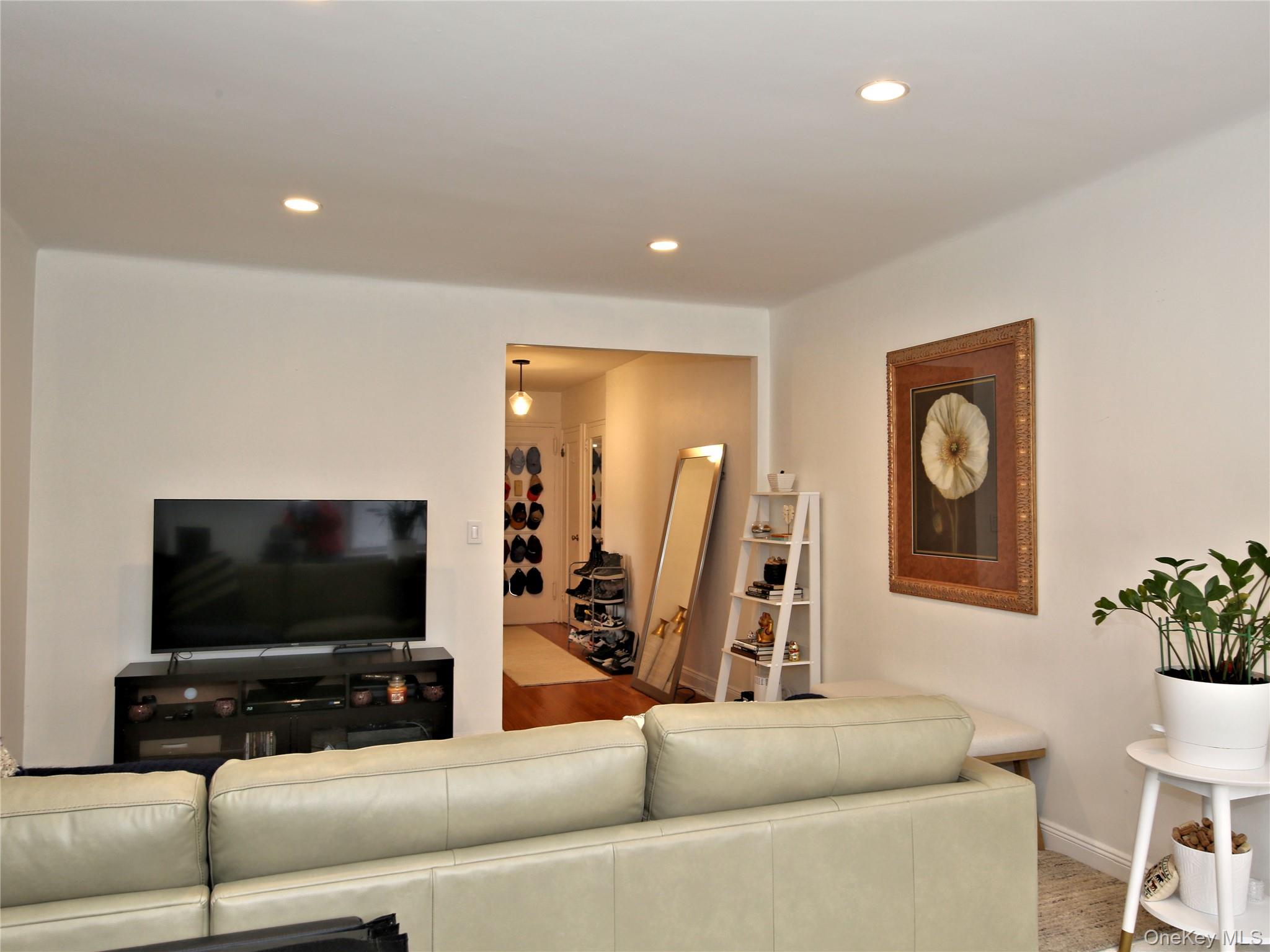 #7 photo, 50 N Broadway, White Plains , NY 10603