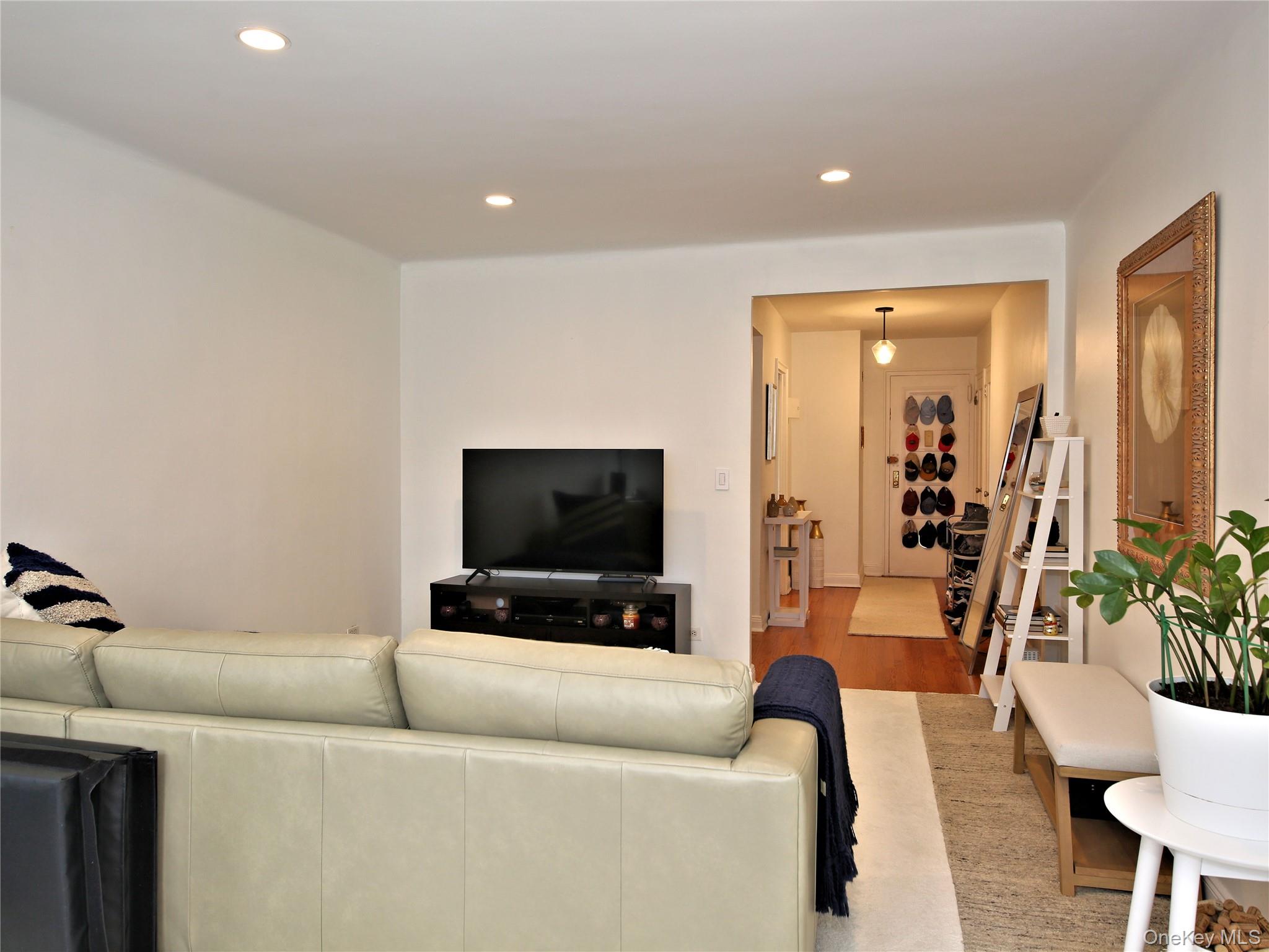 #8 photo, 50 N Broadway, White Plains , NY 10603