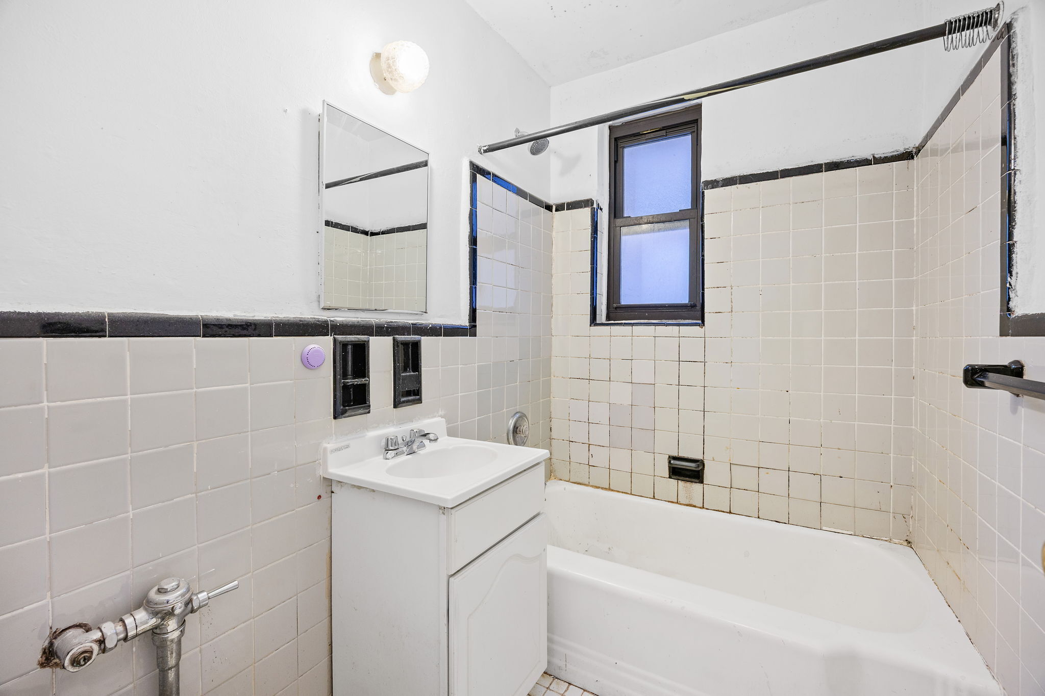 #7 photo, 97-25 64th Avenue, Rego Park , NY 11374