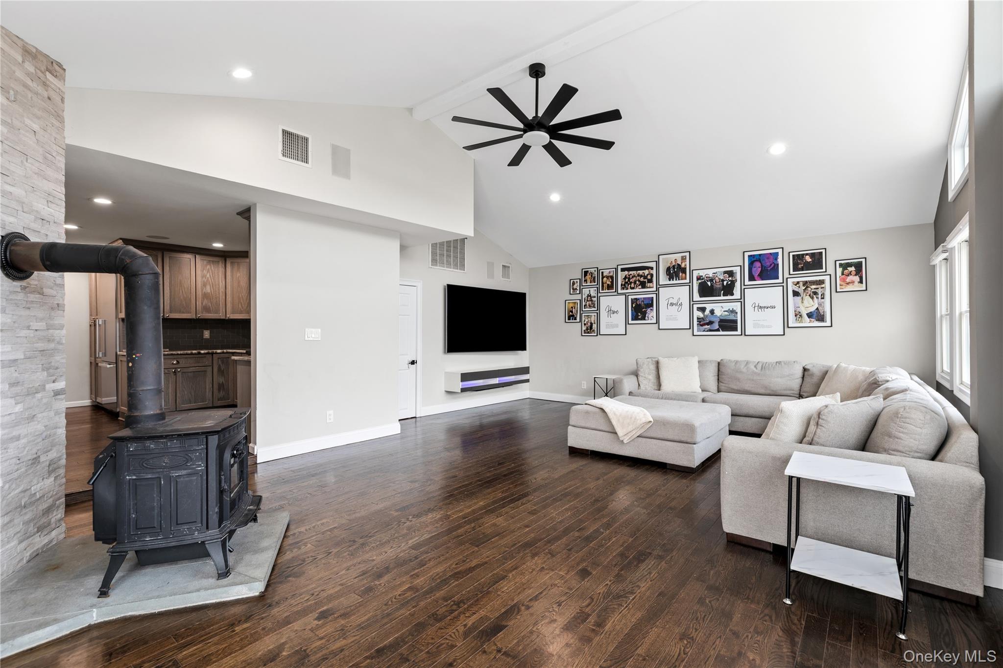 #11 photo, 24 Twin River Drive, सफ़ोक काउंटी Oakdale , NY 11769