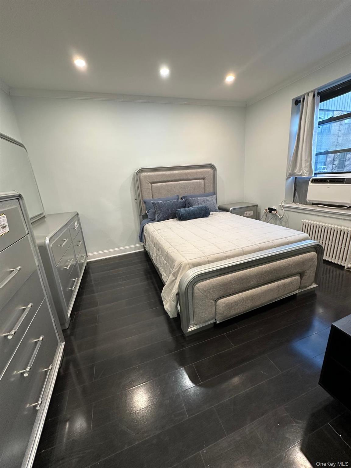 #19 photo, 7713 Ditmars Boulevard, East Elmhurst , NY 11370