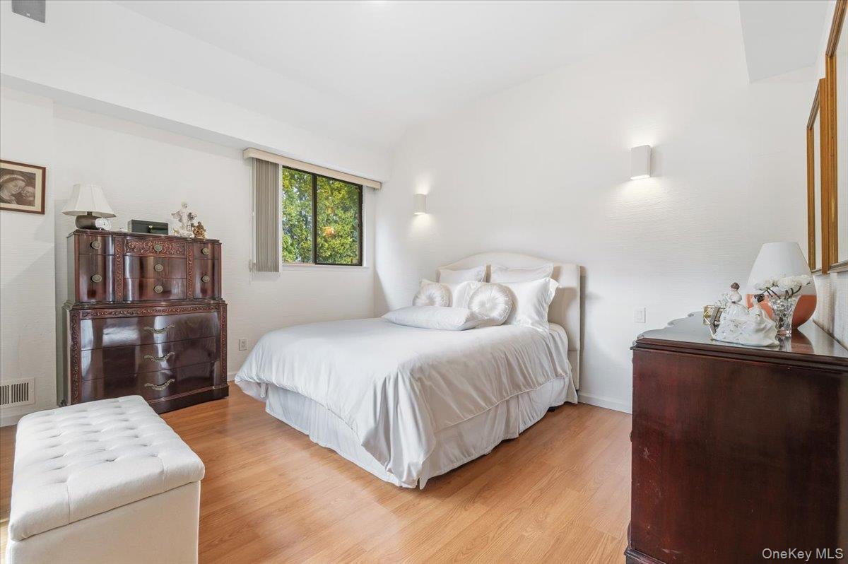 #14 photo, 22 SO. Gate Circle, Нассау ‖ Massapequa Park , NY 11762