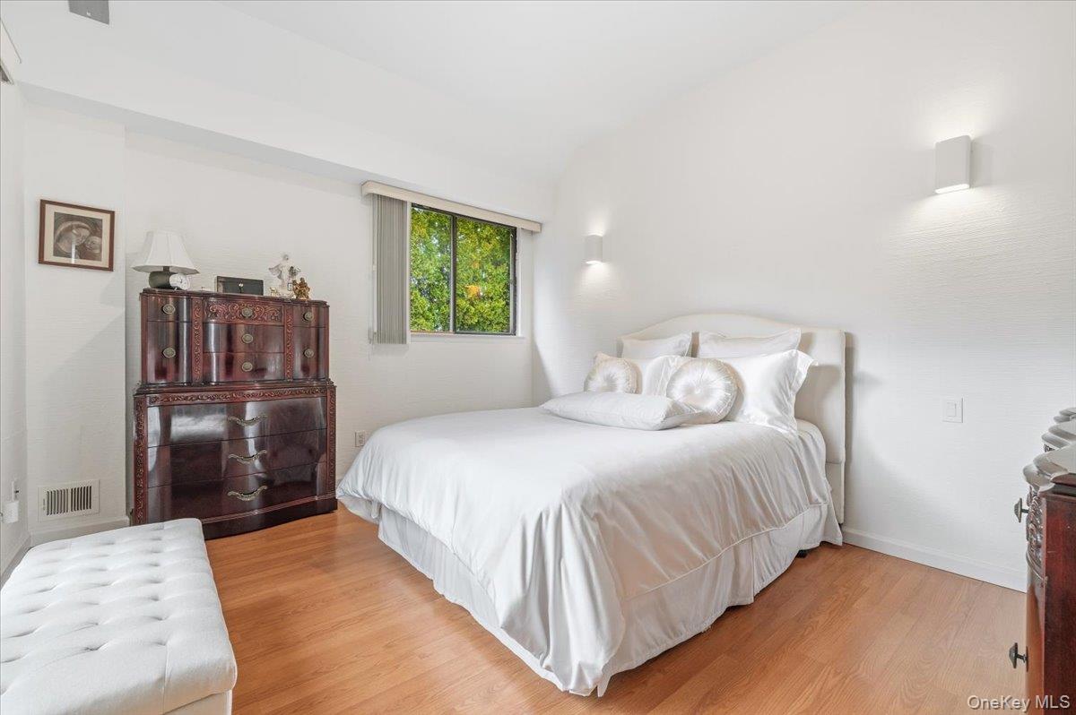 #15 photo, 22 SO. Gate Circle, Нассау ‖ Massapequa Park , NY 11762