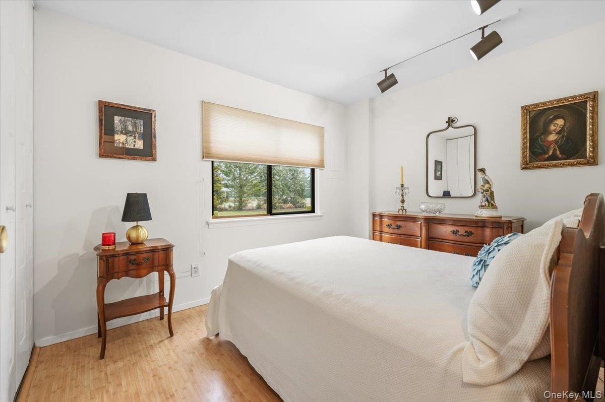 #19 photo, 22 SO. Gate Circle, Нассау ‖ Massapequa Park , NY 11762