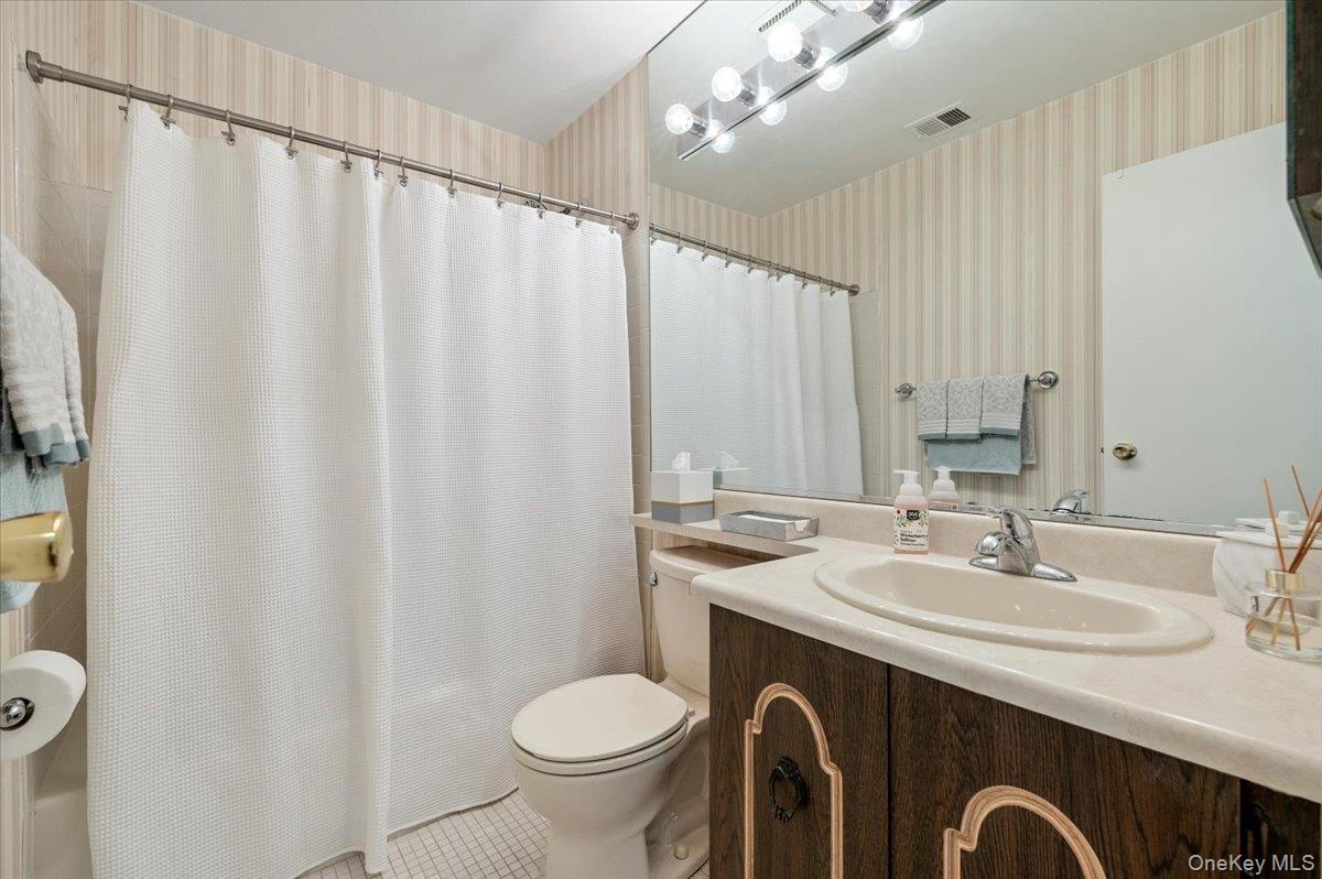 #20 photo, 22 SO. Gate Circle, Нассау ‖ Massapequa Park , NY 11762