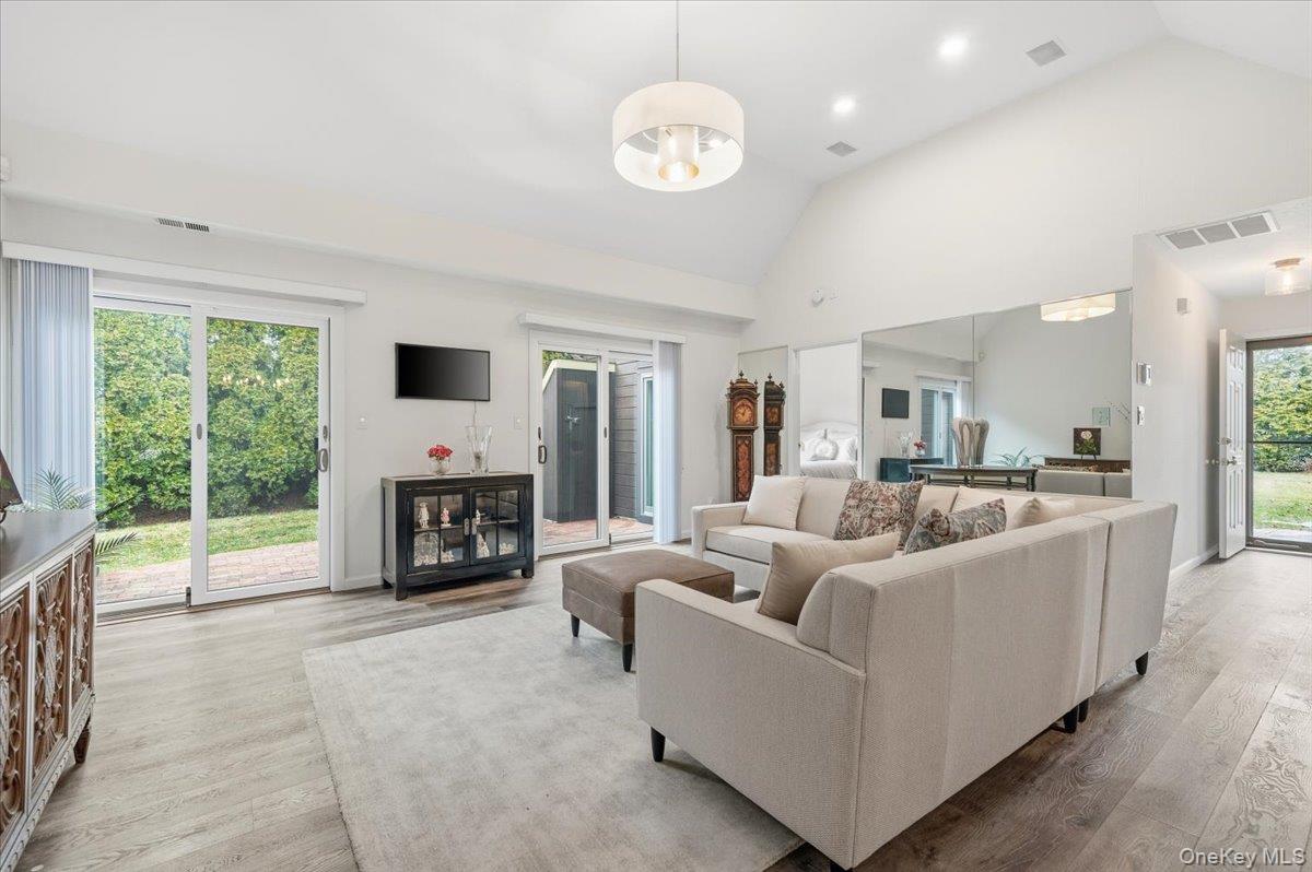 #3 photo, 22 SO. Gate Circle, Нассау ‖ Massapequa Park , NY 11762