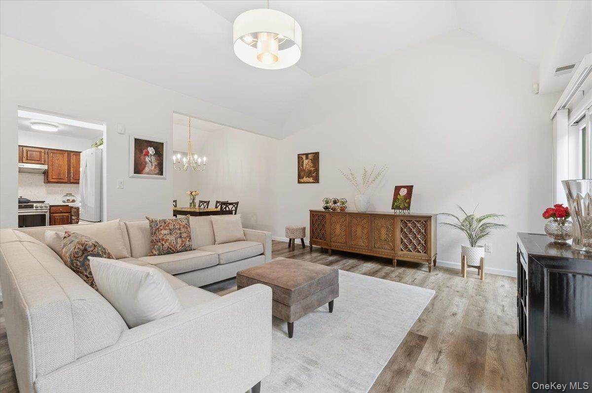 #4 photo, 22 SO. Gate Circle, Нассау ‖ Massapequa Park , NY 11762