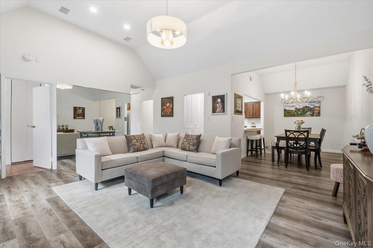 #5 photo, 22 SO. Gate Circle, Нассау ‖ Massapequa Park , NY 11762