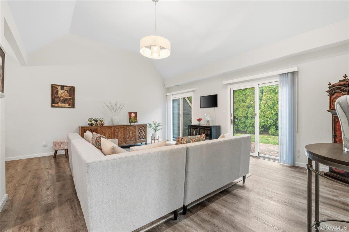 #6 photo, 22 SO. Gate Circle, Нассау ‖ Massapequa Park , NY 11762