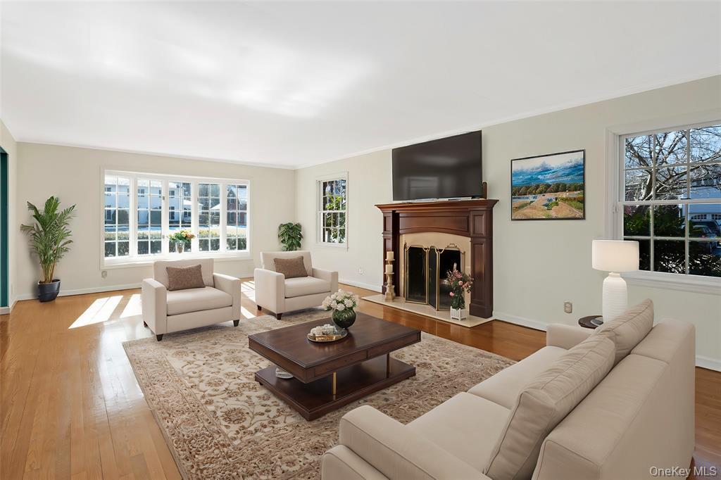 #3 photo, 695 Hunt Lane, Manhasset , NY 11030