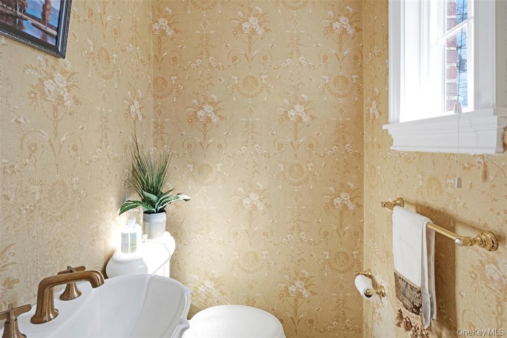 #7 photo, 695 Hunt Lane, Manhasset , NY 11030