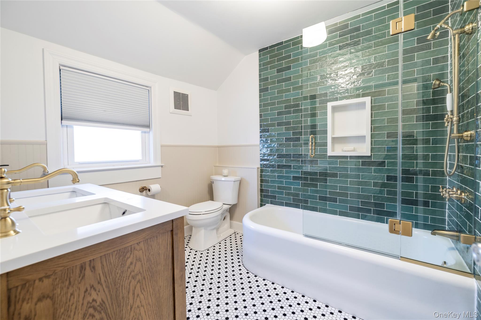 #14 photo, 17 Roxbury Road, ناسو Rockville Centre , NY 11570