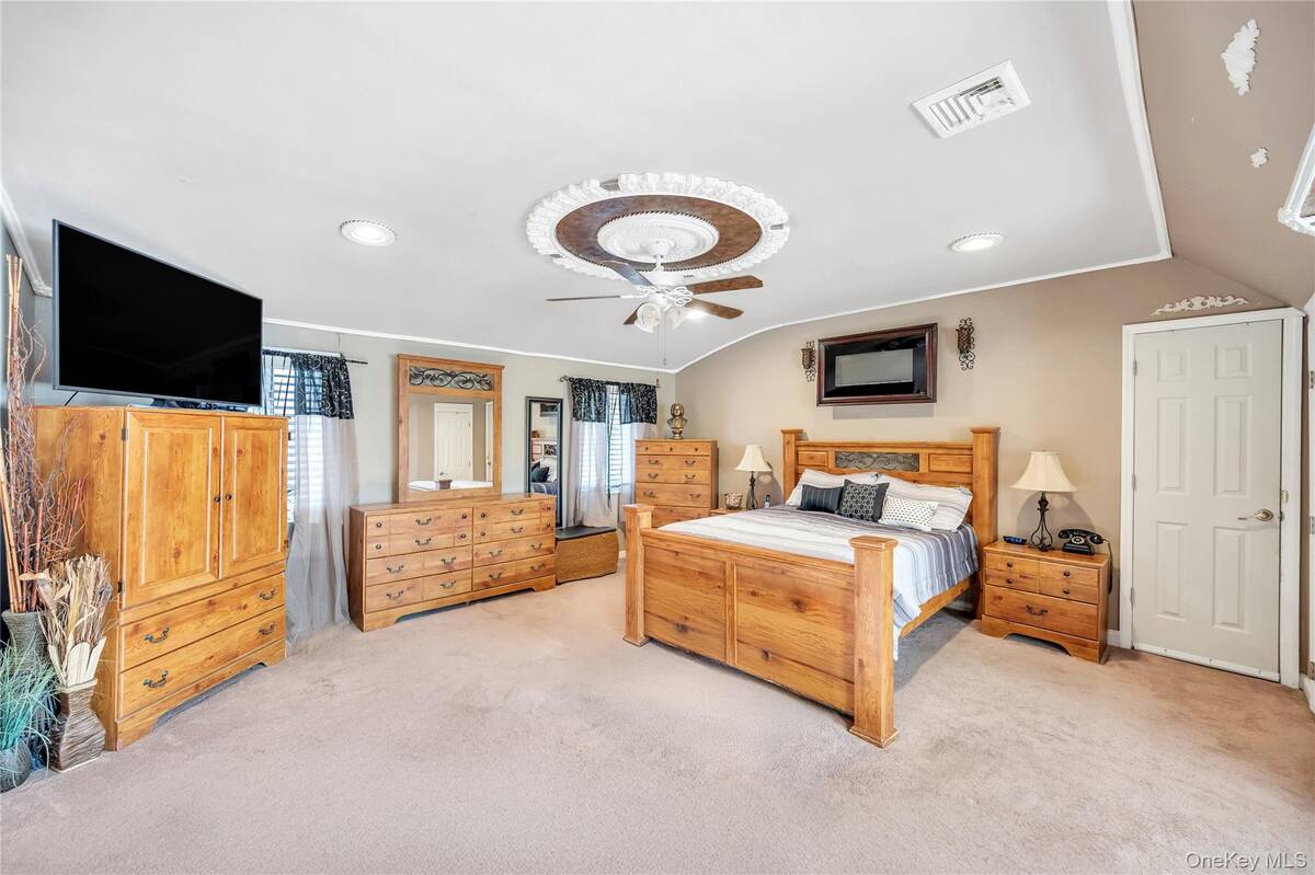 #34 photo, 17 Wall Street, Саффолк ‖ Port Jefferson Station , NY 11776