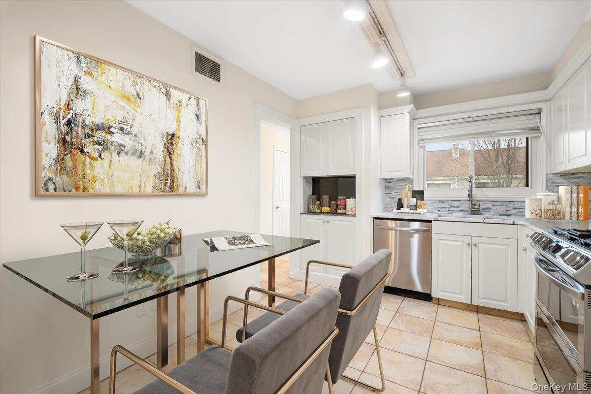 #8 photo, 18 Park Drive, Mount Kisco , NY 10549