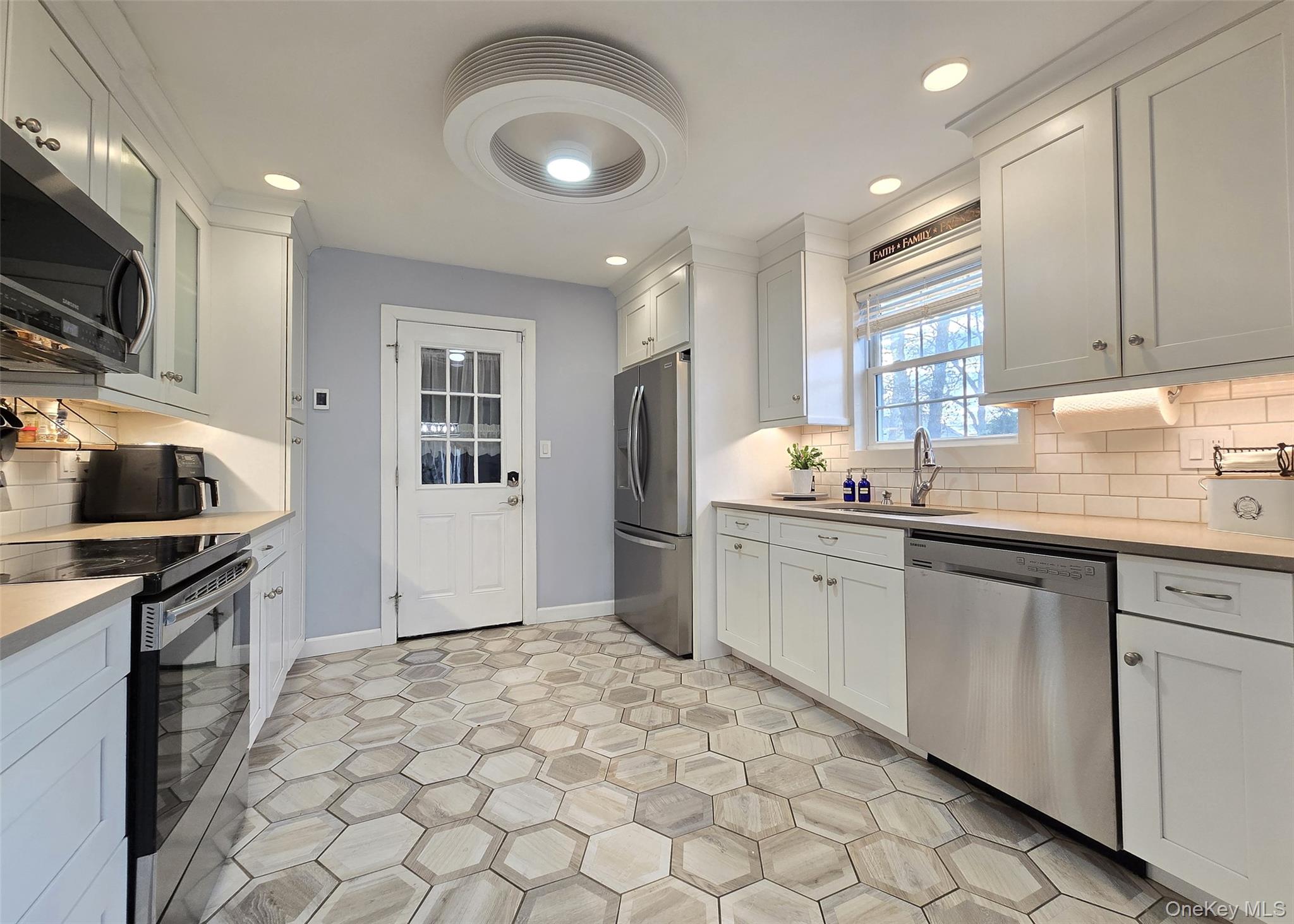 #6 photo, 94 Clarendon Road, سوفولك Ronkonkoma , NY 11779