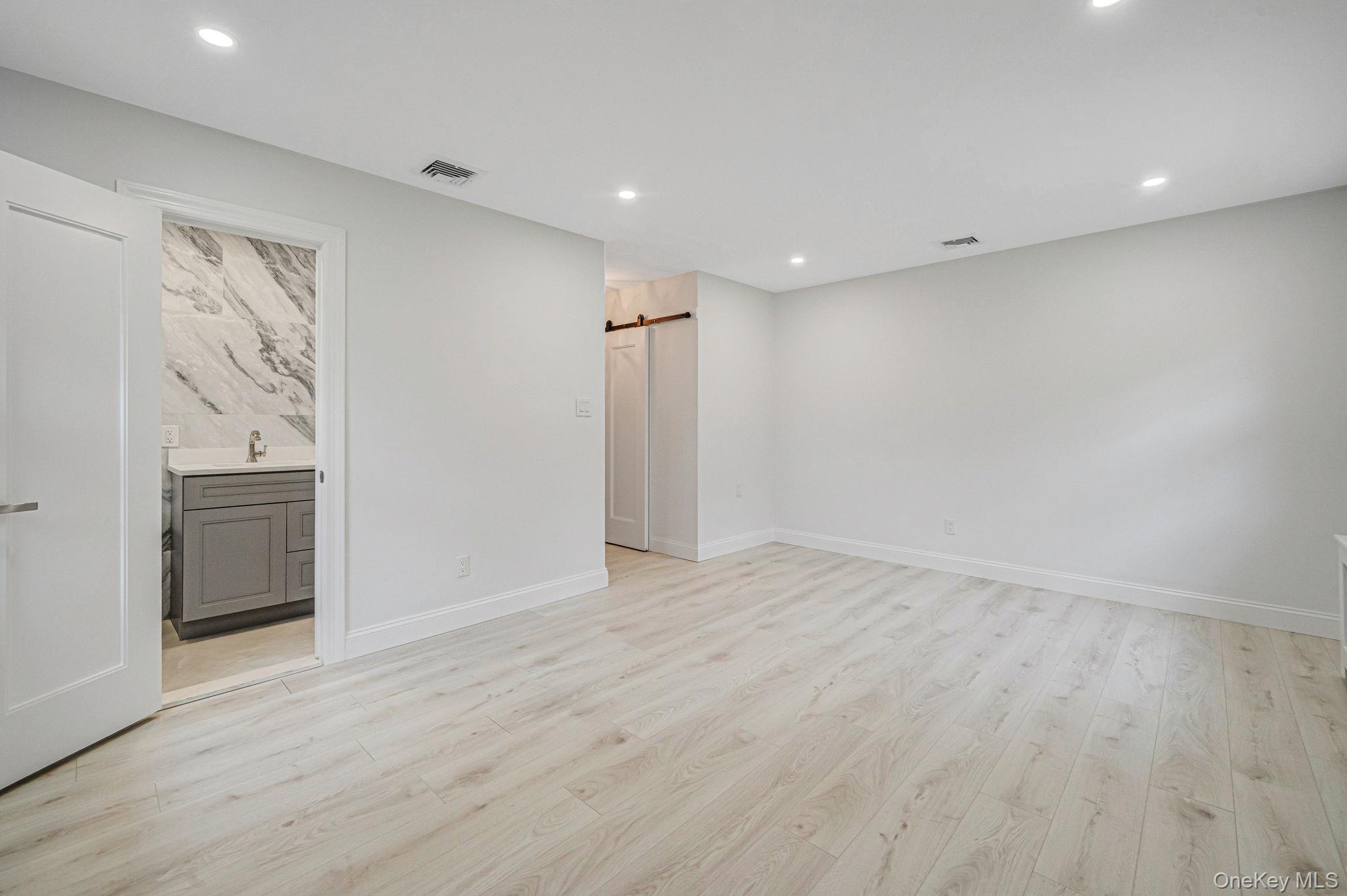 #19 photo, 827 Aberdeen Road, सफ़ोक काउंटी Bay Shore , NY 11706