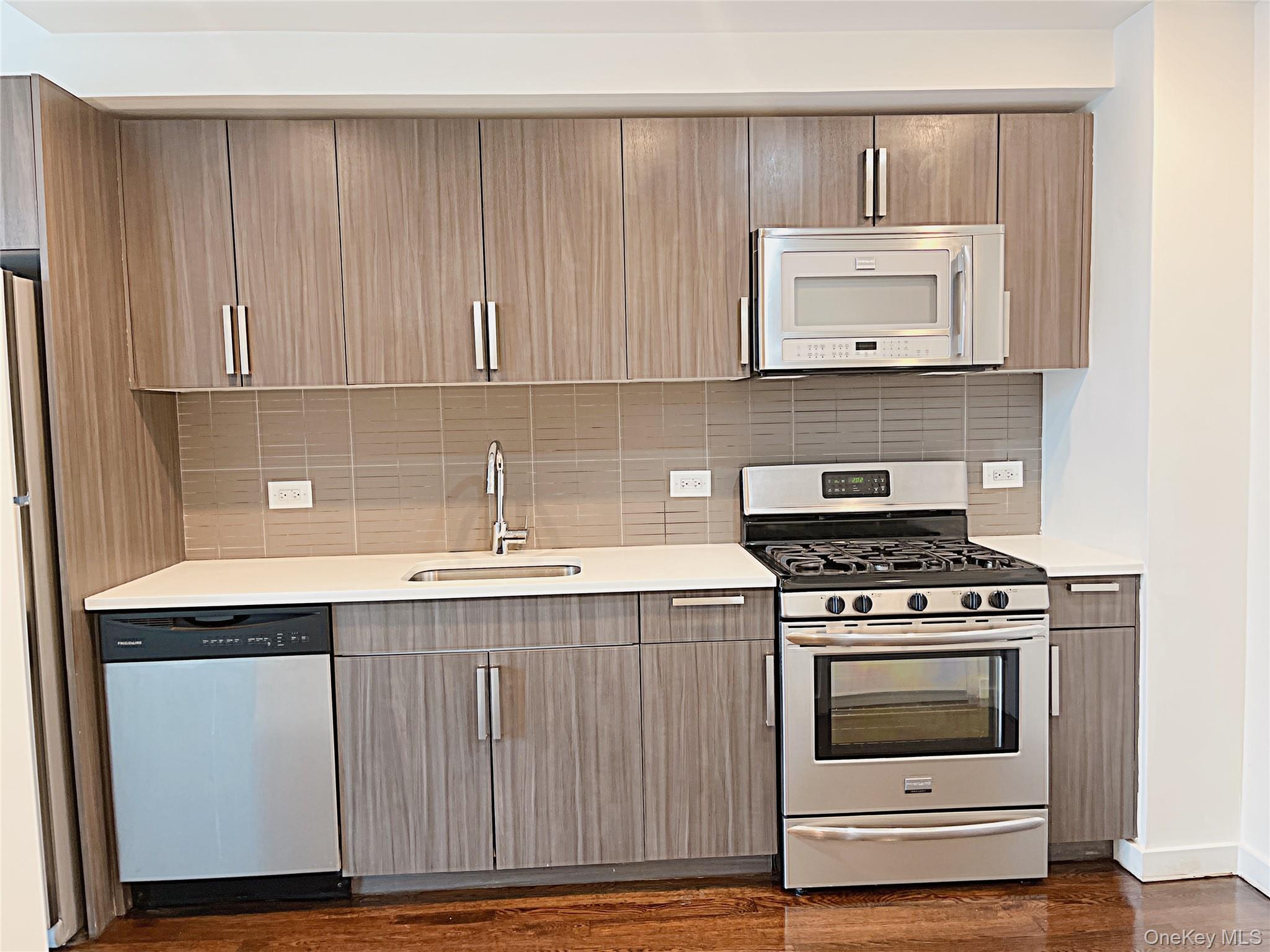 #1 photo, 12-15 Broadway, Куинс ‖ Astoria , NY 11106