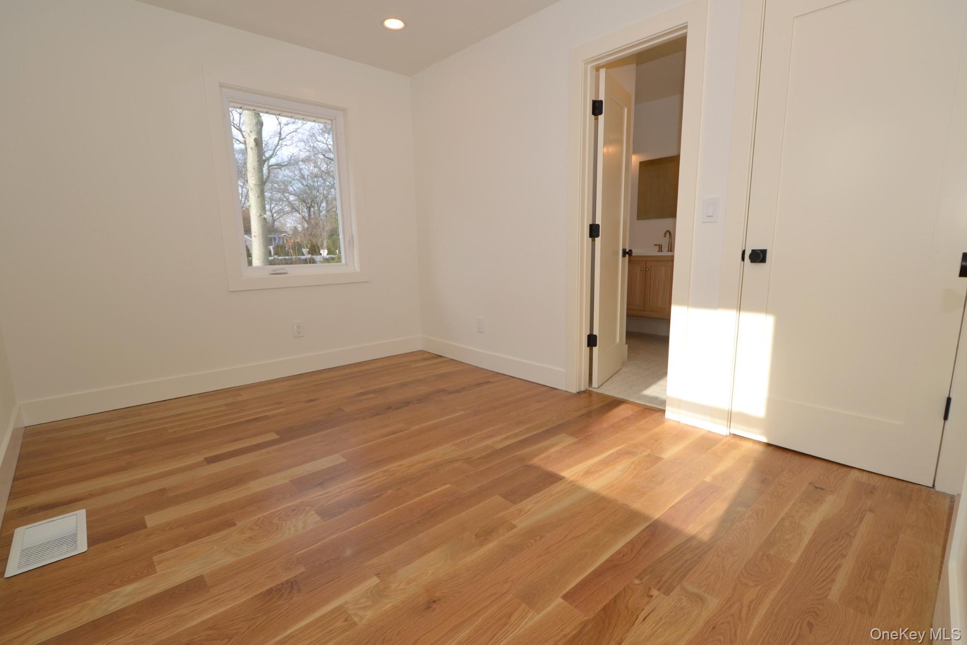 #18 photo, 188 Ralph Avenue, سوفولك Babylon , NY 11702