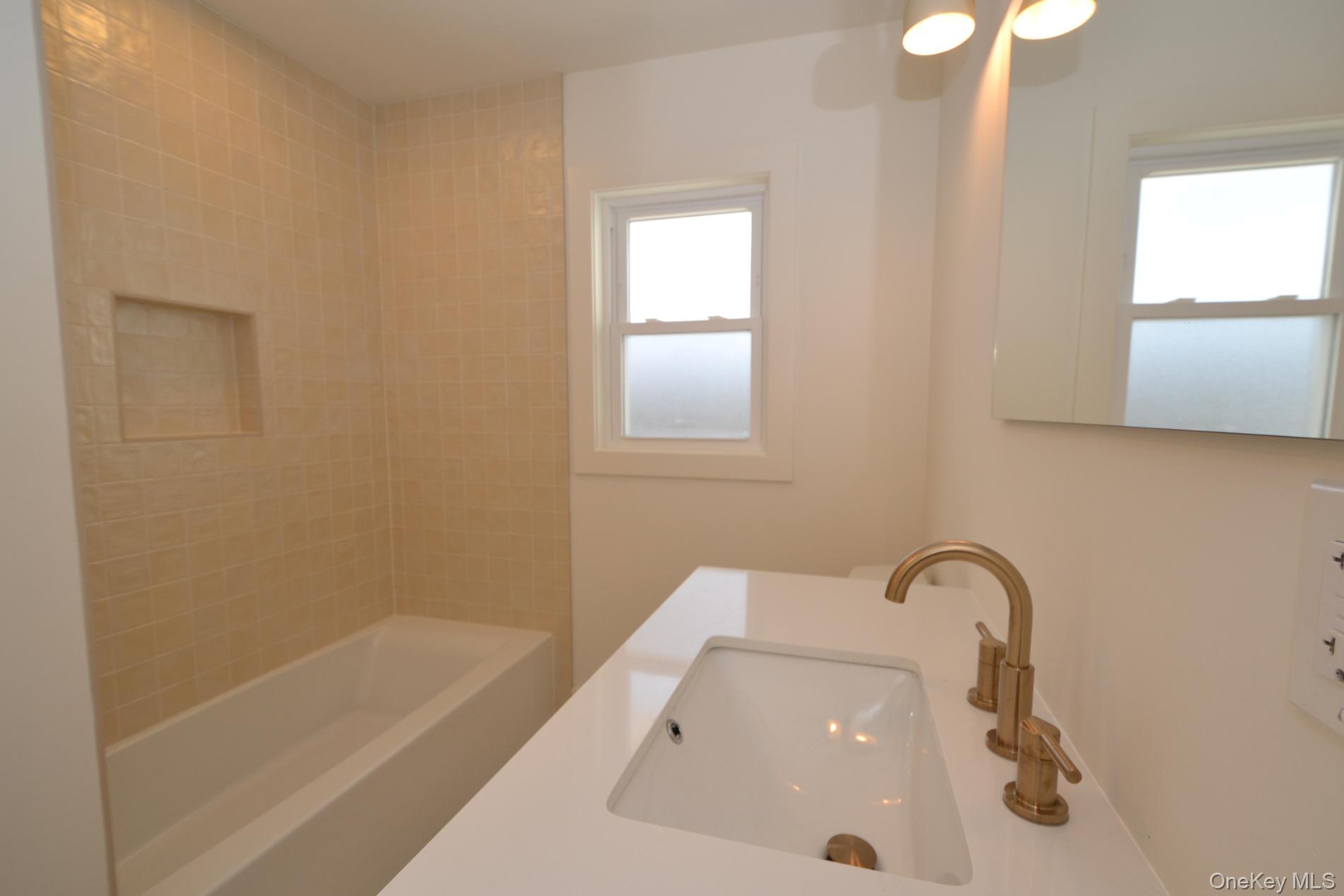 #20 photo, 188 Ralph Avenue, سوفولك Babylon , NY 11702