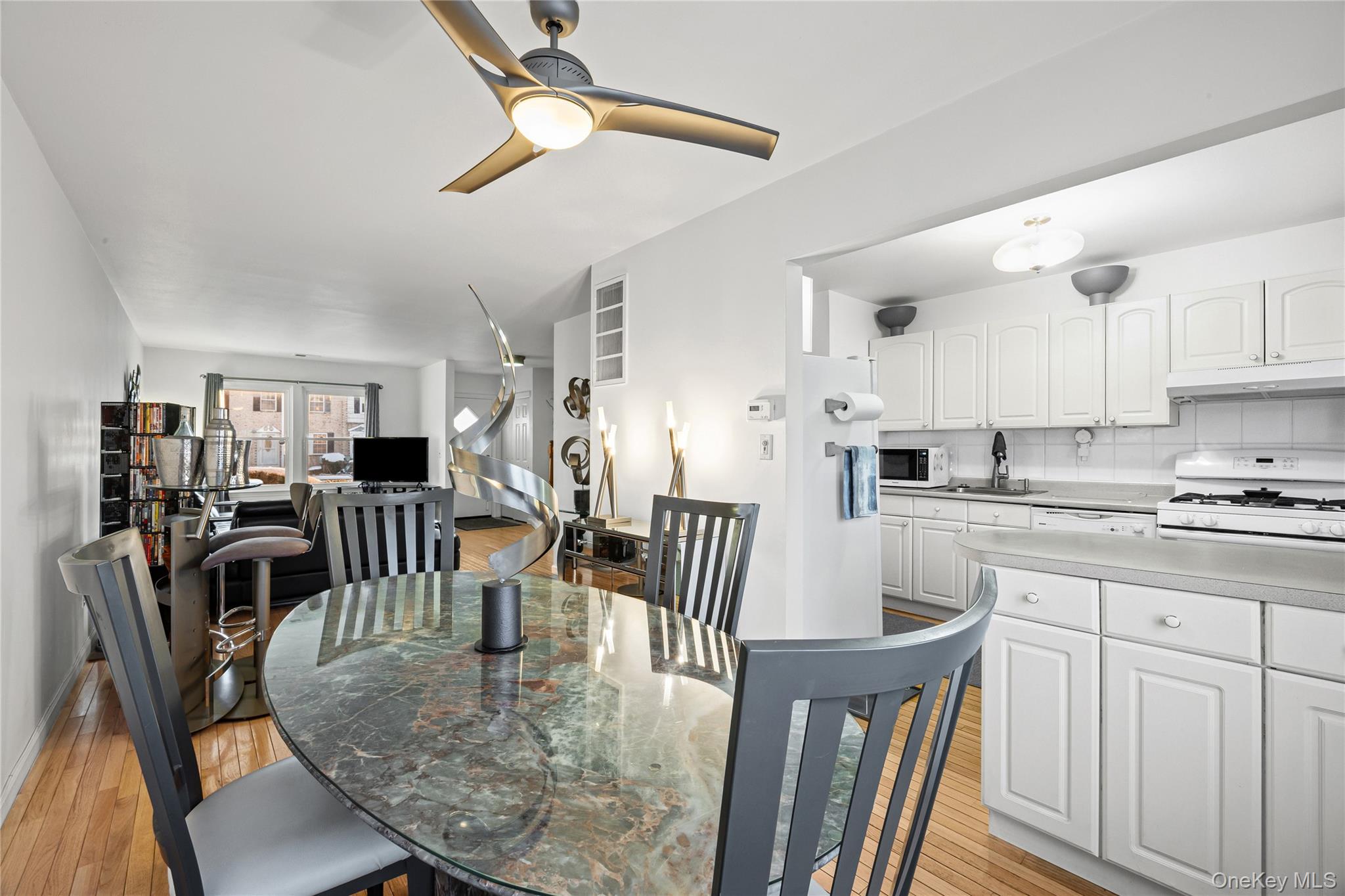 #17 photo, 2899 Grand Avenue, Baldwin , NY 11510