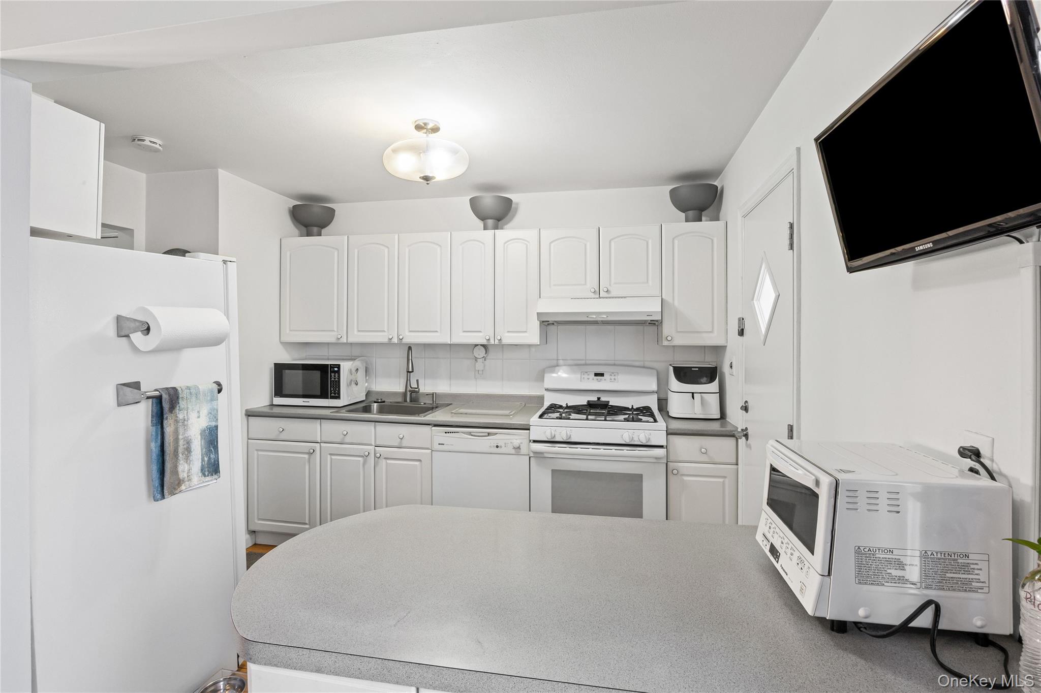 #18 photo, 2899 Grand Avenue, Baldwin , NY 11510